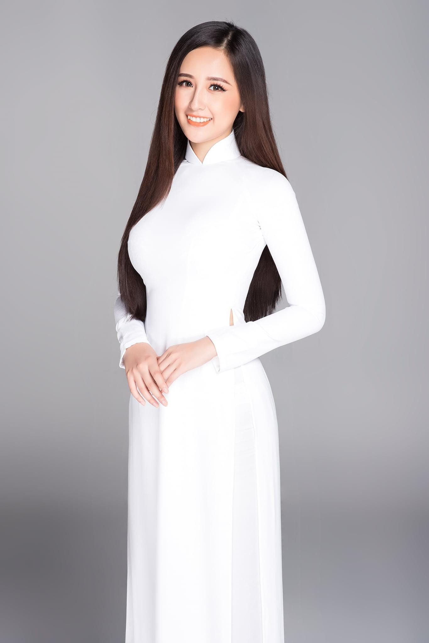 Hoa hậu Mai Phương Thuý khiến fans xốn xang với hình ảnh xinh đẹp trong tà áo dài trắng.