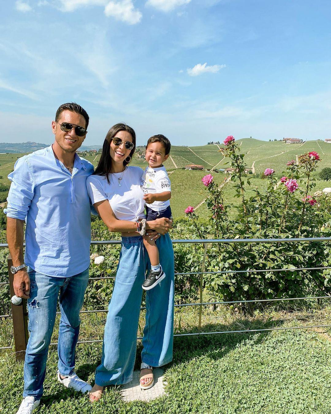 Sau 4 năm đăng quang, hiện tại người đẹp đang có tổ ấm hạnh phúc bên ông xã và cậu con trai cực kỳ kháu khỉnh, dễ thương.