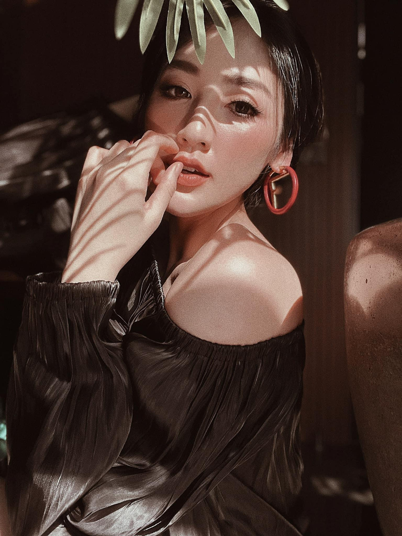 Á hậu Tú Anh đẹp như nàng thơ khi diện áo khoe vai trần quyến rũ.