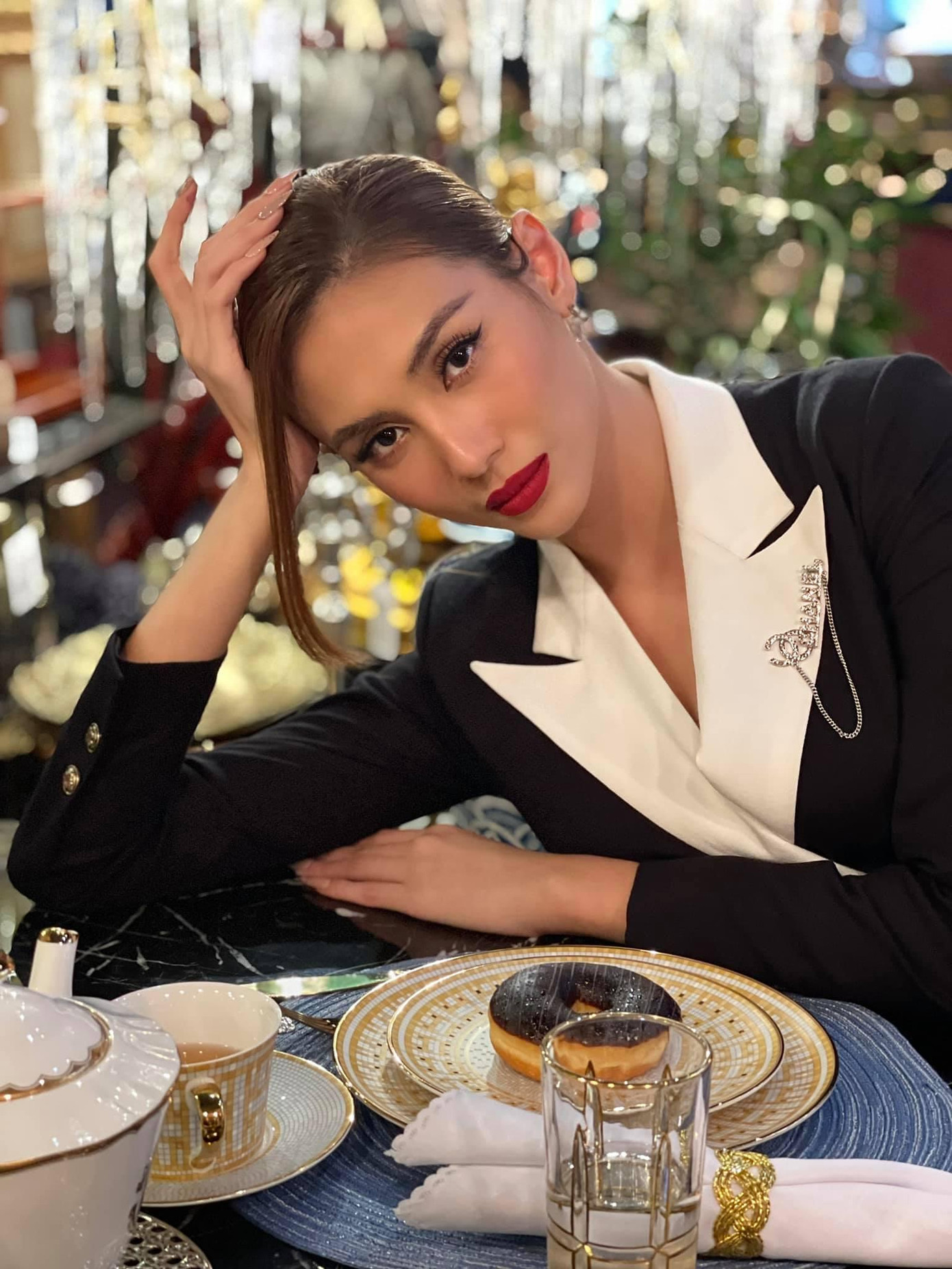 Á hậu Võ Hoàng Yến đẹp kiêu sa, sang trọng với đôi môi đỏ bí ẩn.