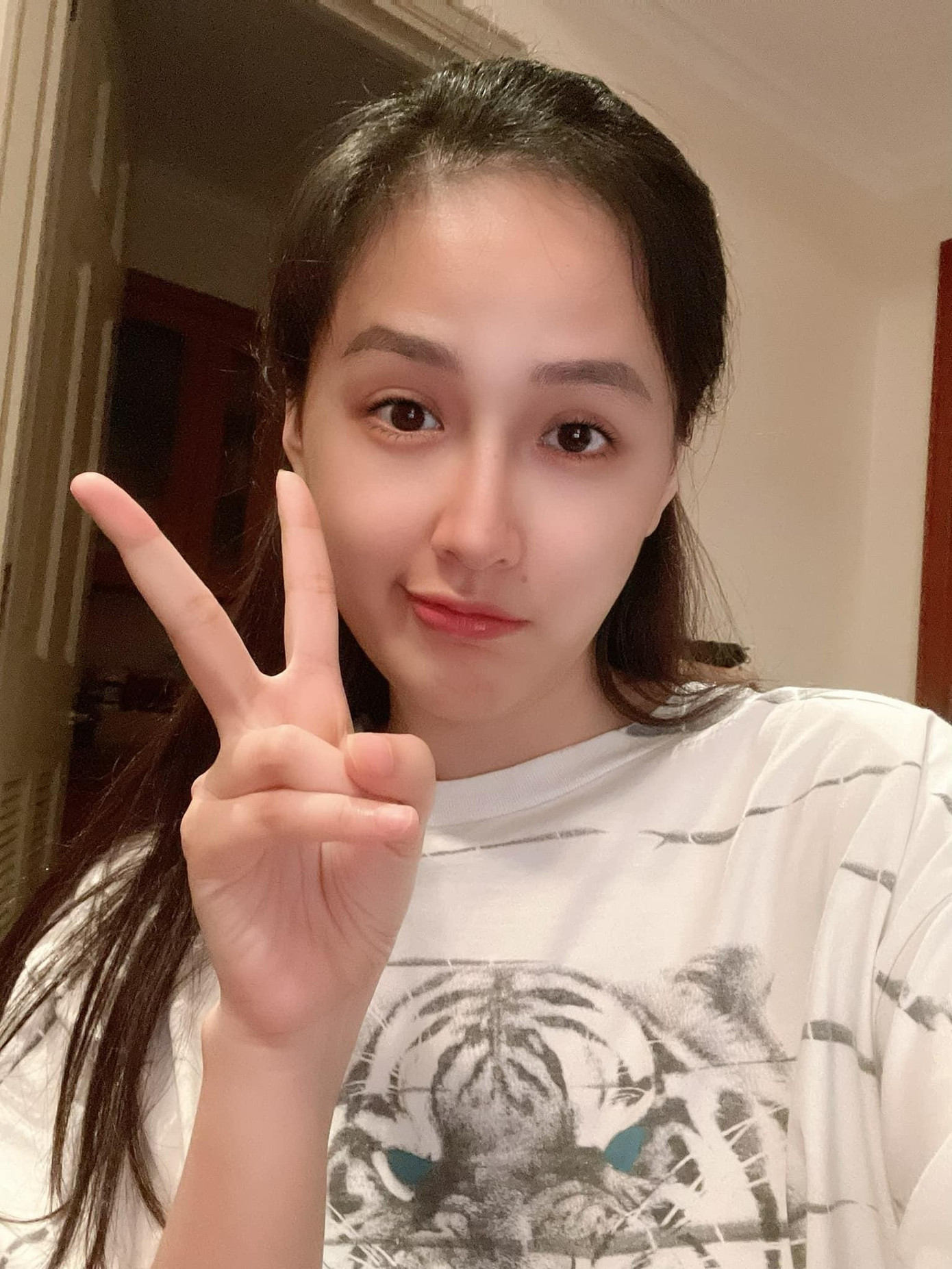 Ở nhà tránh dịch, Hoa hậu Mai Phương Thuý để mặt mộc vẫn vô cùng xinh đẹp, trẻ trung.