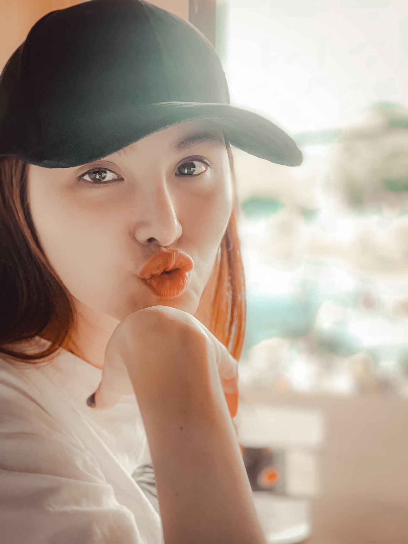 Hoa hậu Diễm Hương khoe vẻ dễ thương khi ở nhà giãn cách.