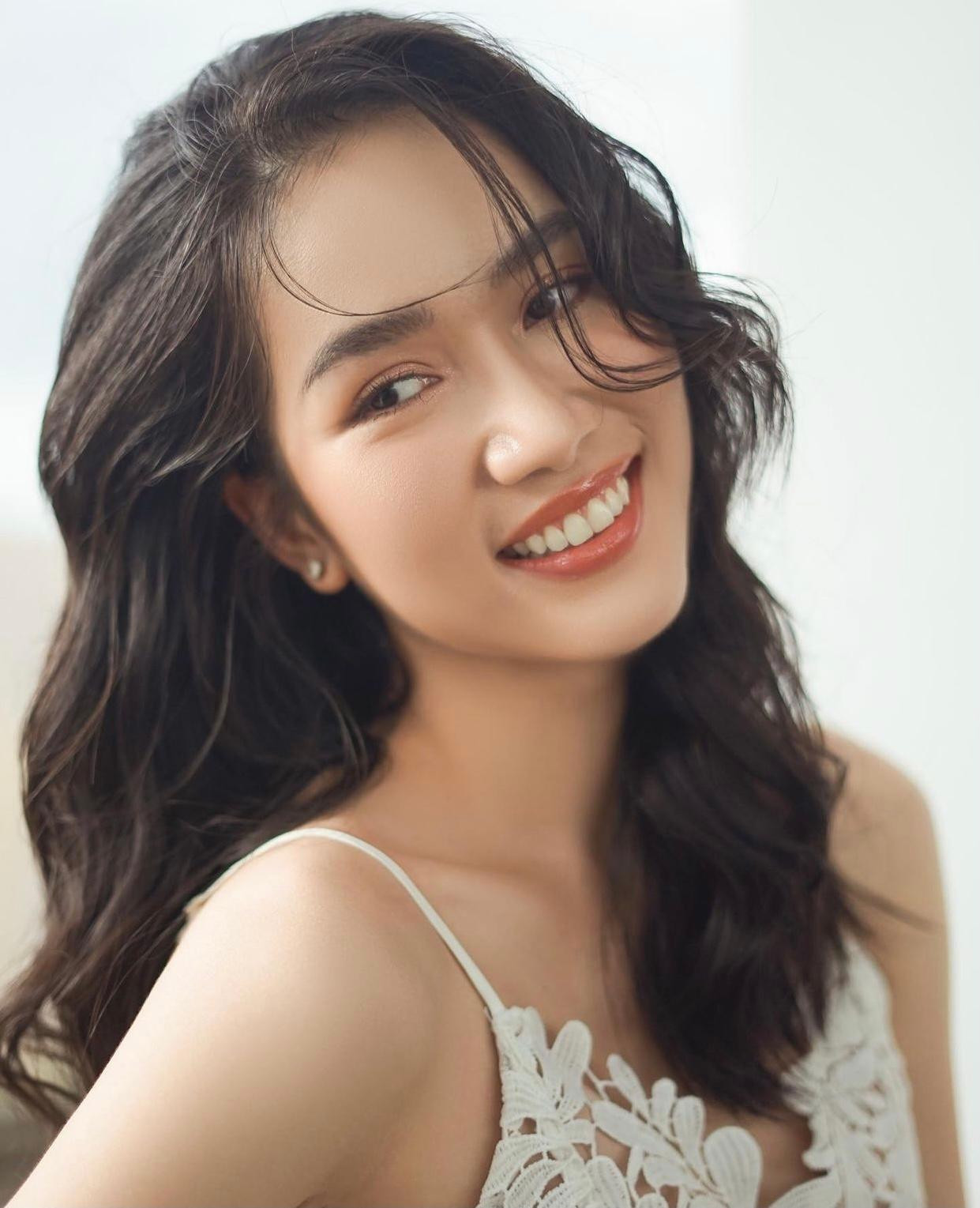 Á hậu Phương Anh khoe vai trần quyến rũ với váy ren trắng. Á hậu Phương Anh khoe vai trần quyến rũ với váy ren trắng.