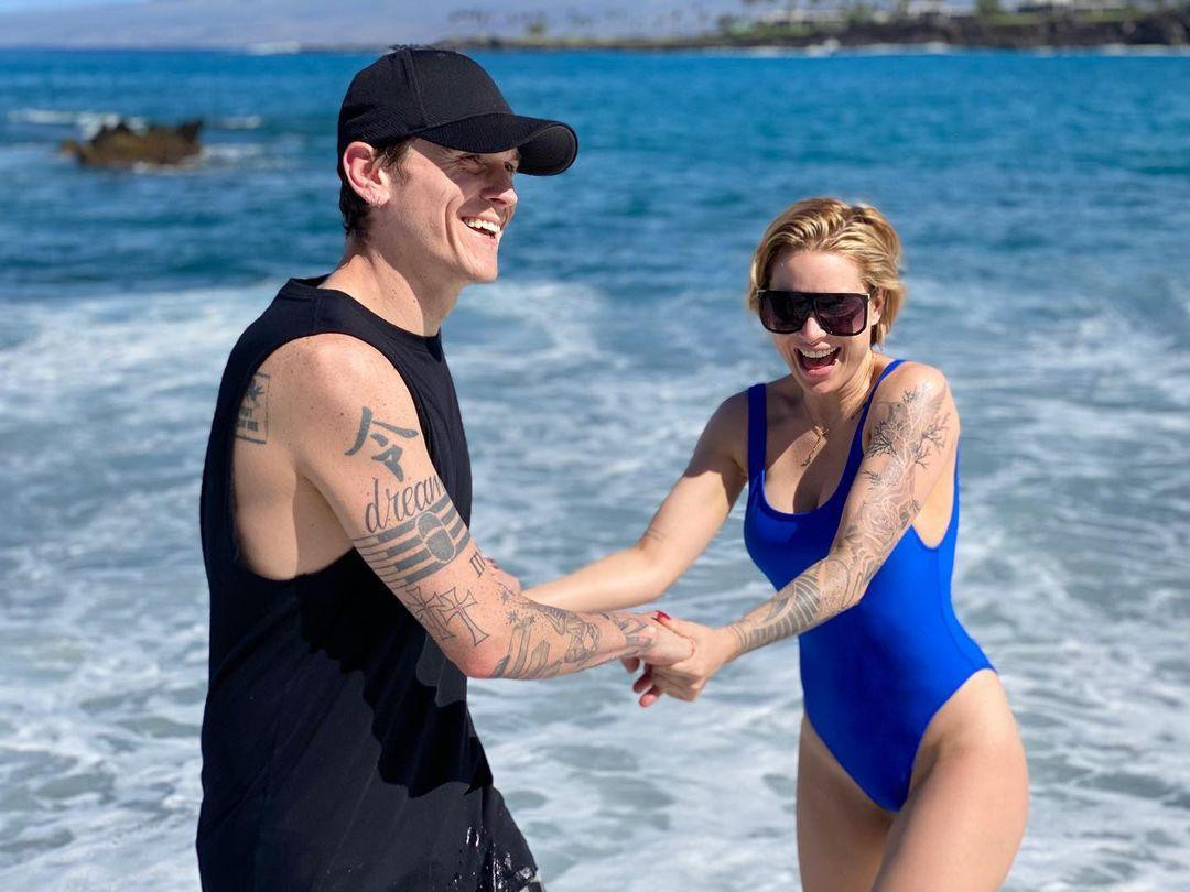 Ở tuổi 31, cô đang có một cuộc sống lành mạnh tràn ngập niềm hạnh phúc bên ông xã. Cũng nhờ bỏ rượu và ma tuý mà Tara Conner vẫn duy trì được sắc vóc quyến rũ sau nhiều năm.