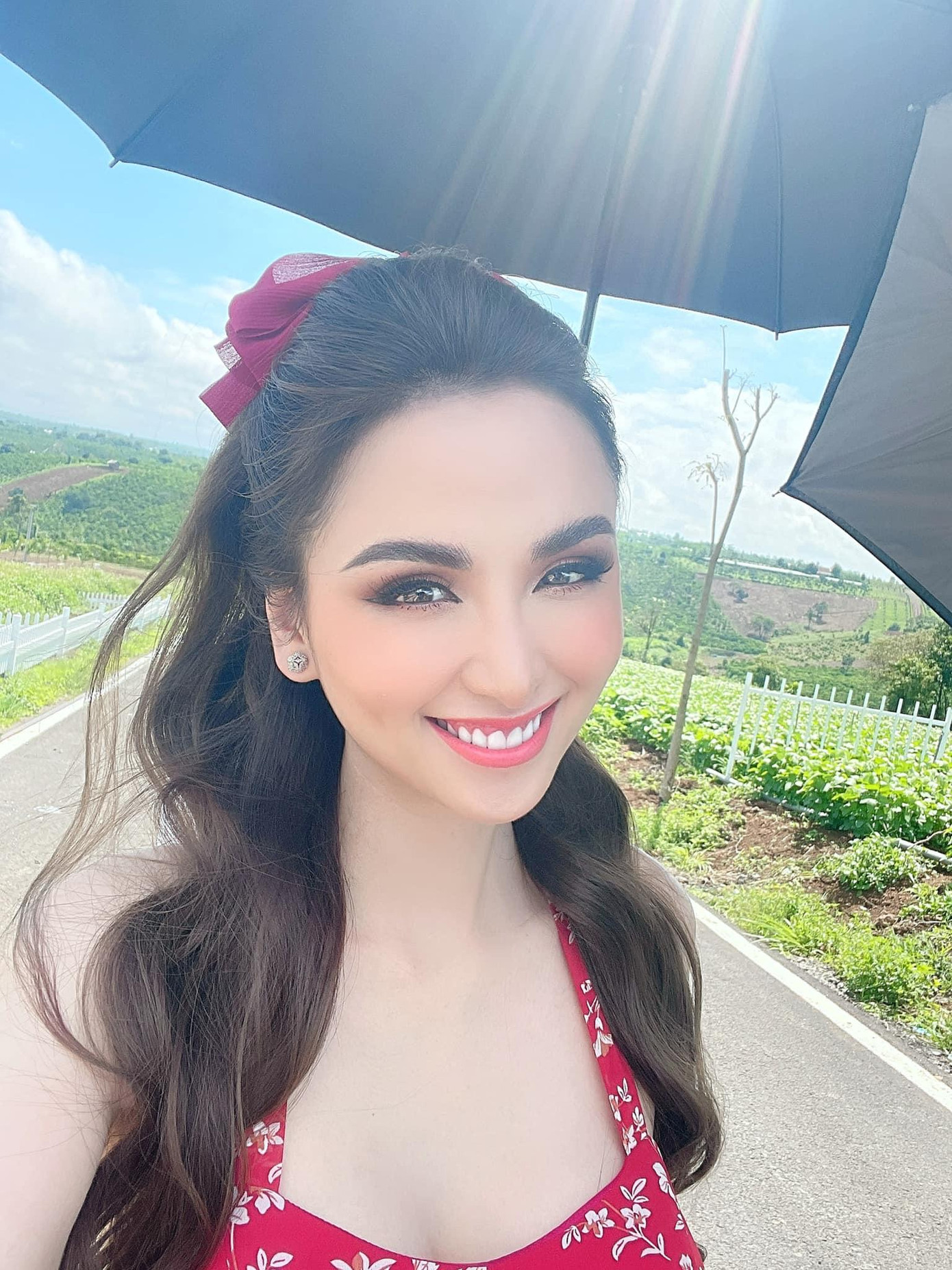 Hoa hậu Diễm Hương xinh đẹp, gợi cảm với bộ váy hoa hoạ tiết bắt mắt.