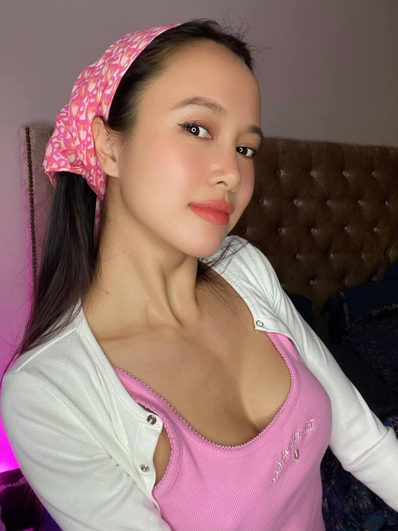 Người đẹp Áo dài HHVN 2012 Vũ Ngọc Anh diện crop-top màu hồng trễ nải vòng một cực nóng bỏng.