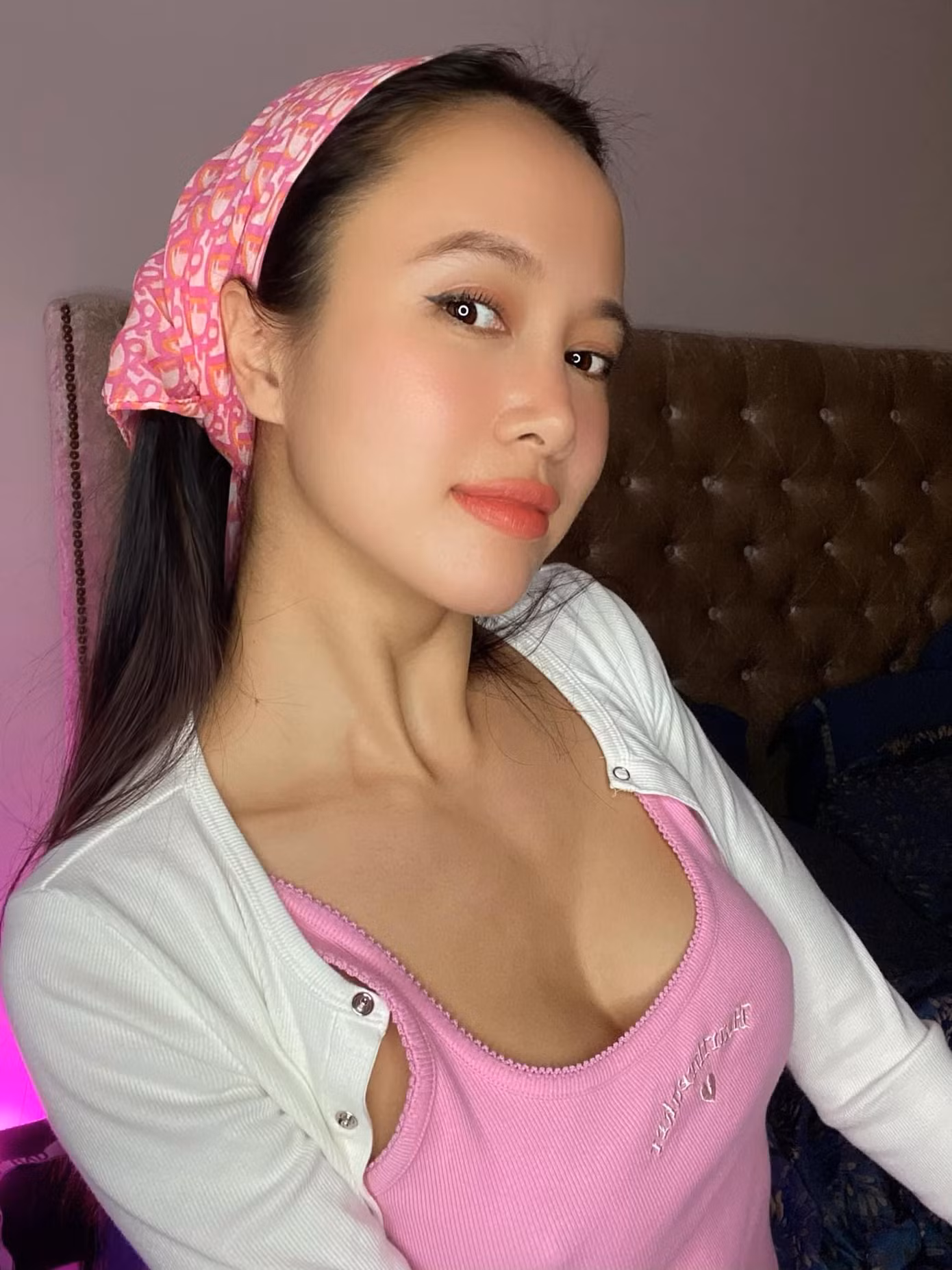 Người đẹp Áo dài HHVN 2012 Vũ Ngọc Anh diện crop-top màu hồng trễ nải vòng một cực nóng bỏng.
