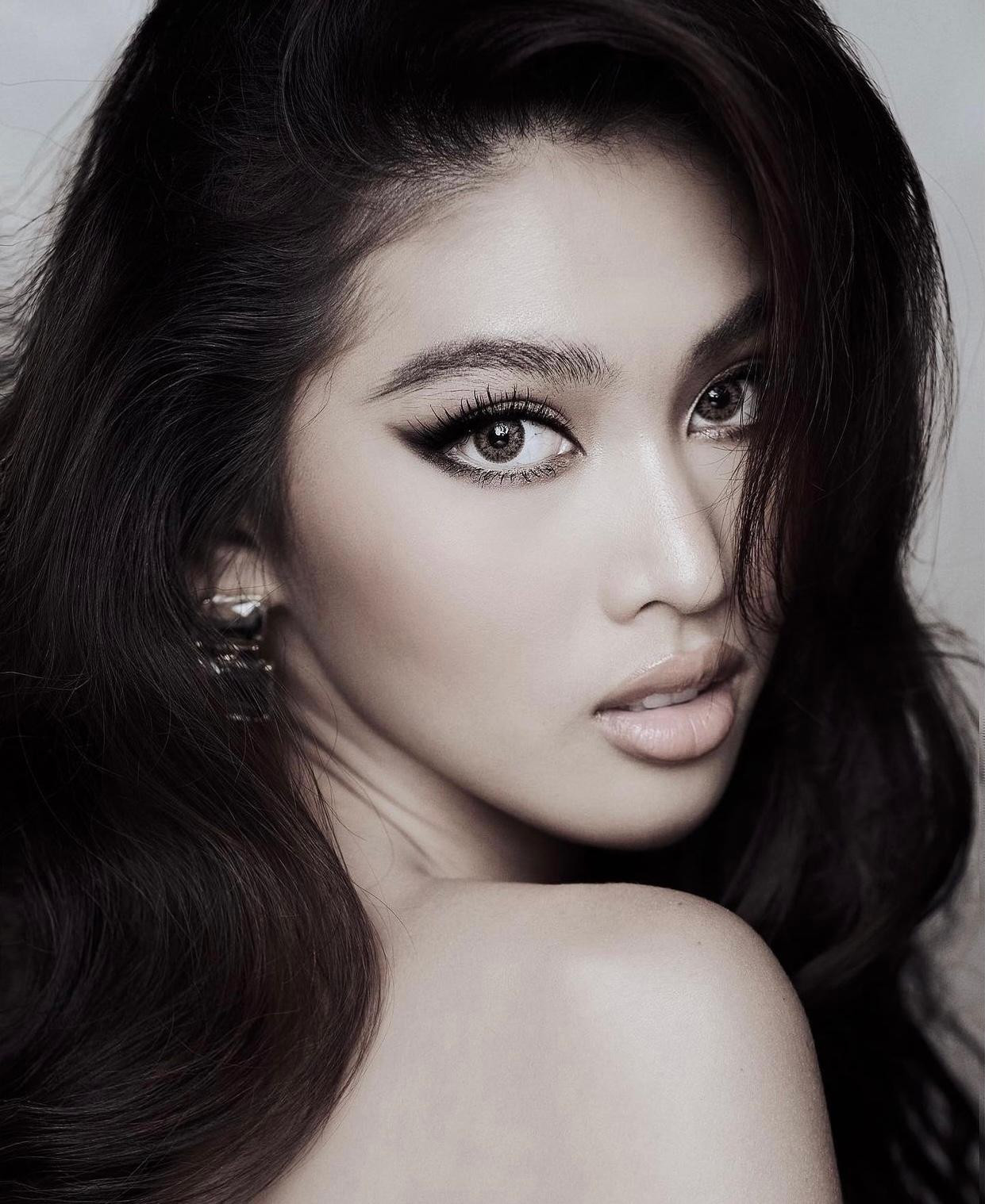 Á hậu Ngọc Thảo xinh đẹp, kiêu sa trong bức ảnh chân dung tông màu đen-trắng.