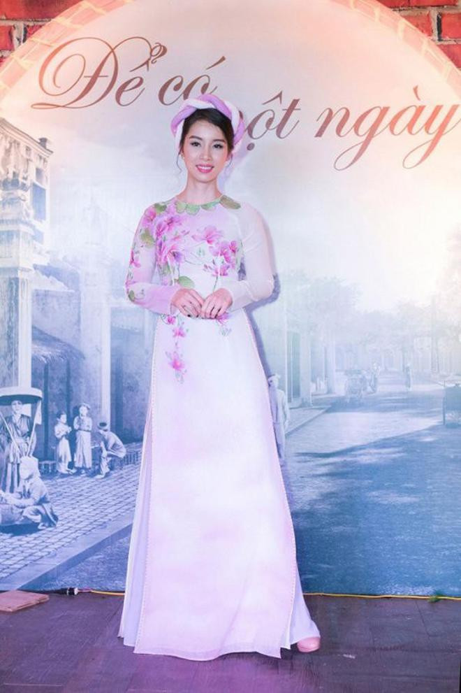 Sau 25 năm, Vân Anh chọn một cuộc sống bình lặng, yên ả bên ông xã và hai cậu con trai đáng yêu. Năm 2017, lần hiếm hoi Vân Anh tái xuất, trình diễn thời trang áo dài trong một chương trình.