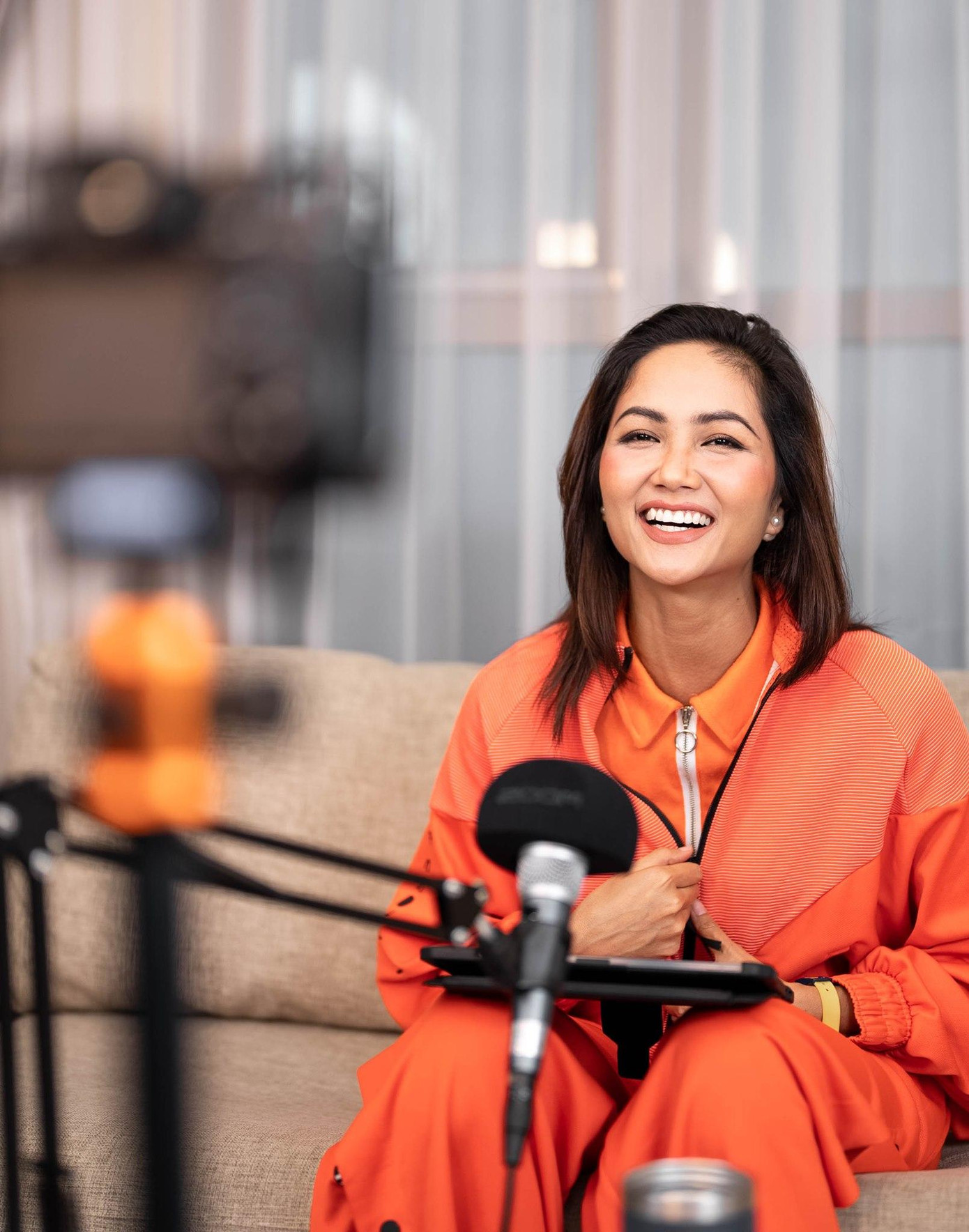 Hoa hậu H'Hen Niê tích cực livestream để giao lưu cùng khán giả trong những ngày giãn cách xã hội.