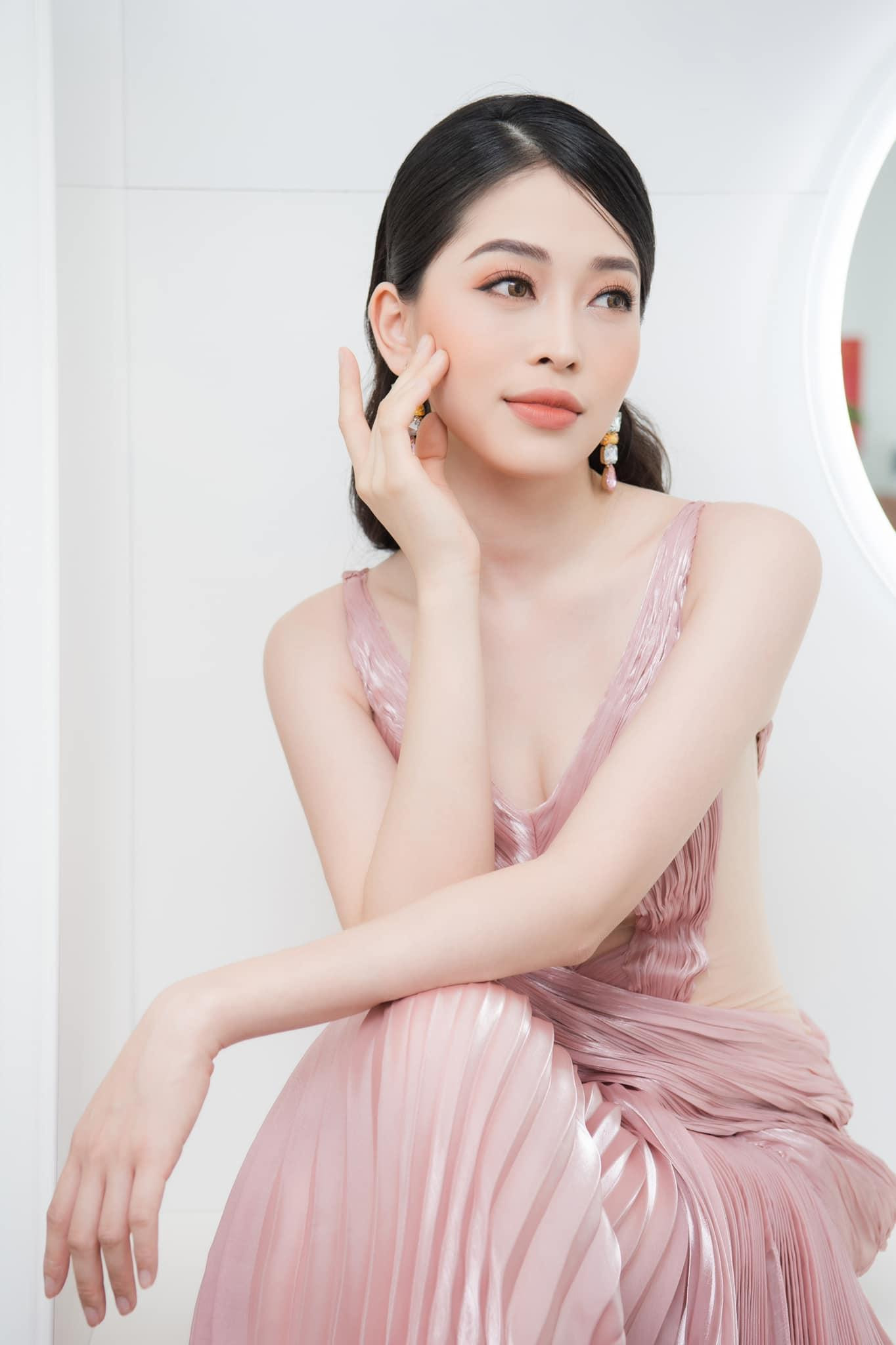 Á hậu Việt Nam 2018 còn gây chú ý với làn da trắng hồng không tì vết.