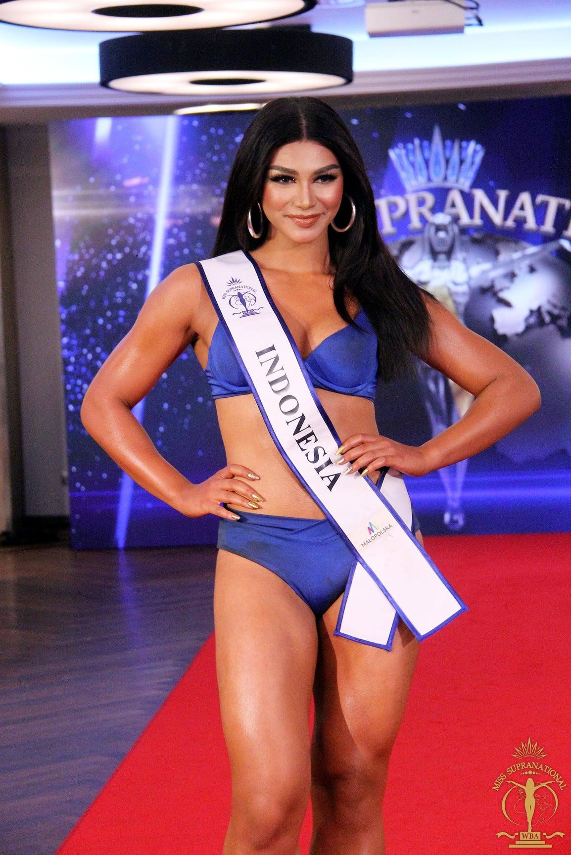 Bộ áo tắm này cũng không thể cứu vãn được body được ví như 'đô vật' của người đẹp Indonesia.