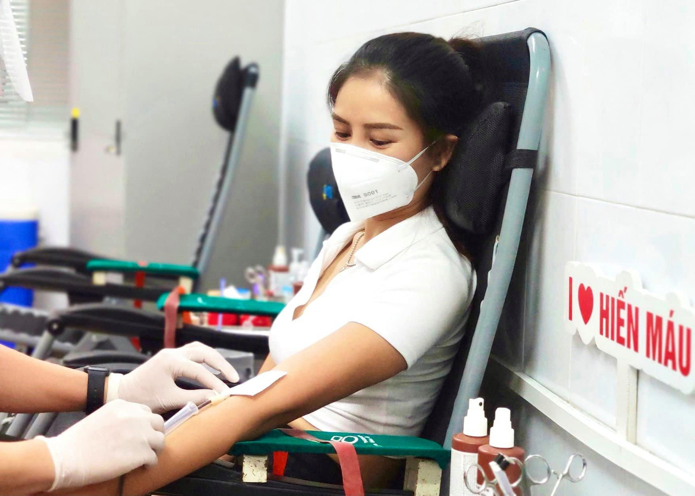 Người đẹp Biển Nguyễn Thị Loan đi hiến máu tình nguyện giữa lúc dịch bệnh COVID-19 đang diễn biến phức tạp. Cô cũng không quên kêu gọi mọi người: "Máu đang vẫn còn khan hiếm nhiều tại các bệnh viện và cho các bệnh nhân cần tới. Cả nhà mình hãy cùng đăng kí hiến máu, tải app hiến máu và hẹn lịch liền trên đó nha".