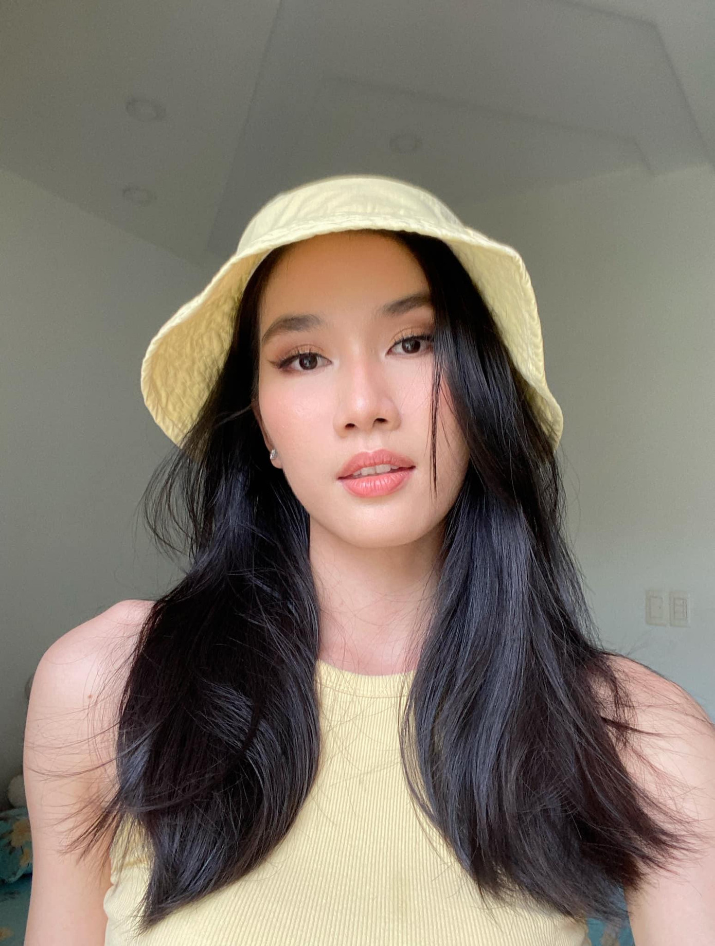 Á hậu Phương Anh đẹp tựa nàng tiểu thư kiêu kỳ với set đồ màu vàng thanh lịch.