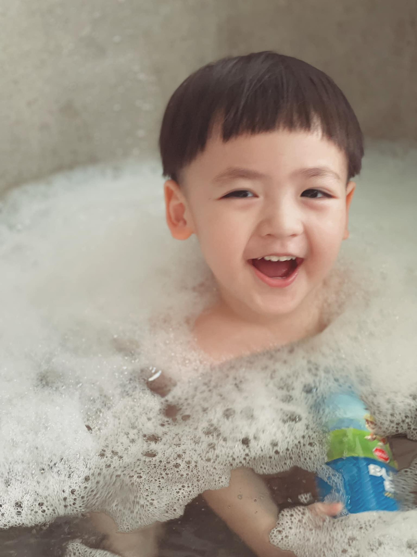 Trong khi đó, quý tử nhà Á hậu Tú Anh cũng thu hút không kém với ngoại hình lanh lợi, dễ thương.