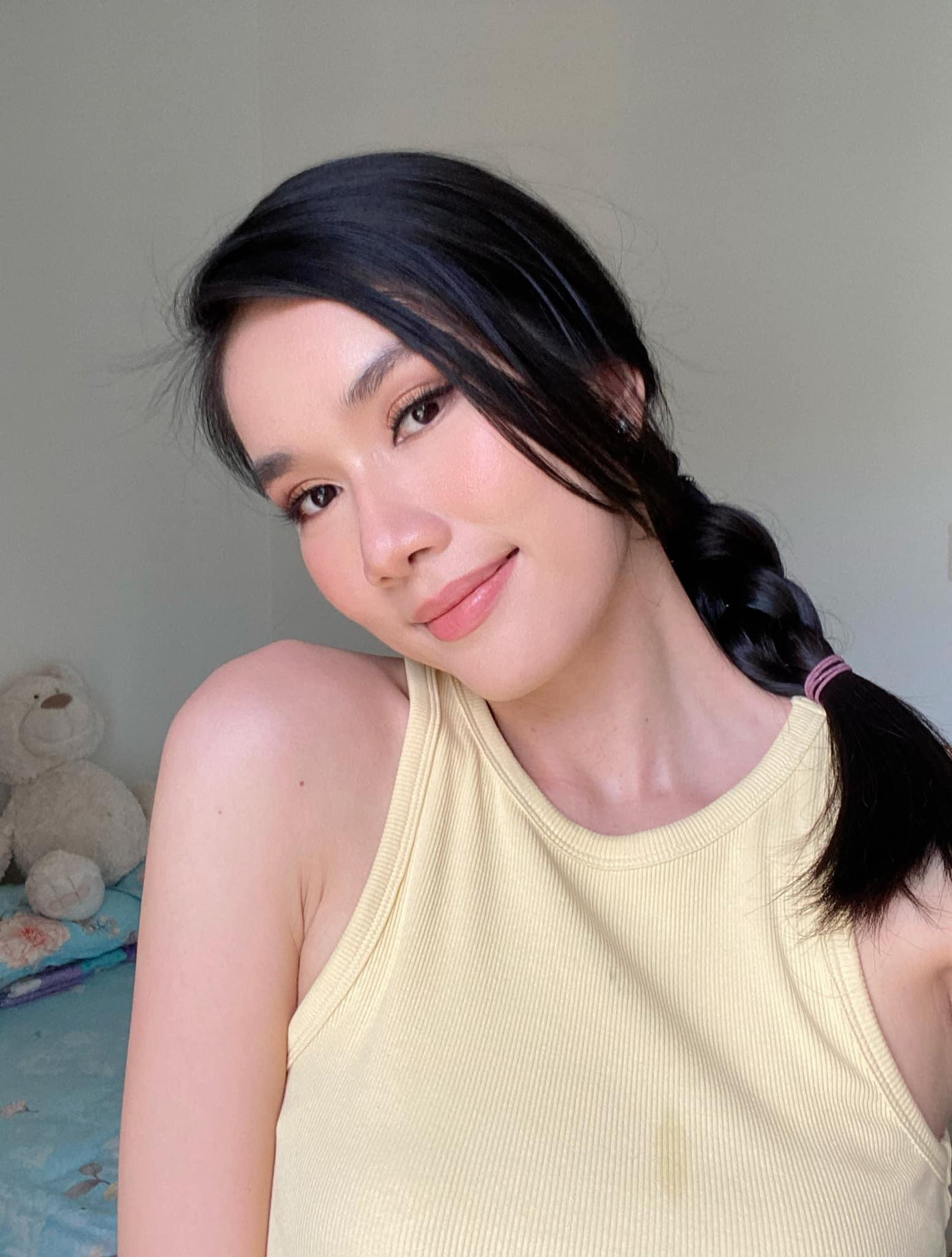 Á hậu Việt Nam 2020 còn thu hút fans với làn da trắng mịn màng không tì vết.