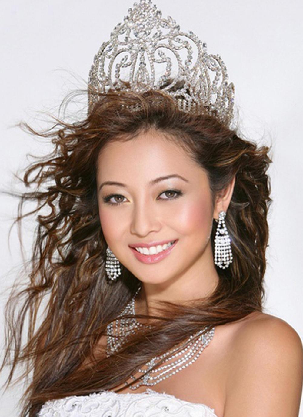 Jennifer Phạm giành danh hiệu Hoa hậu châu Á tại Mỹ 2006, cô nổi tiếng không chỉ bởi nhan sắc xinh đẹp, nóng bỏng mà còn ở tài ăn nói, giao tiếp vô cùng tinh tế, duyên dáng.