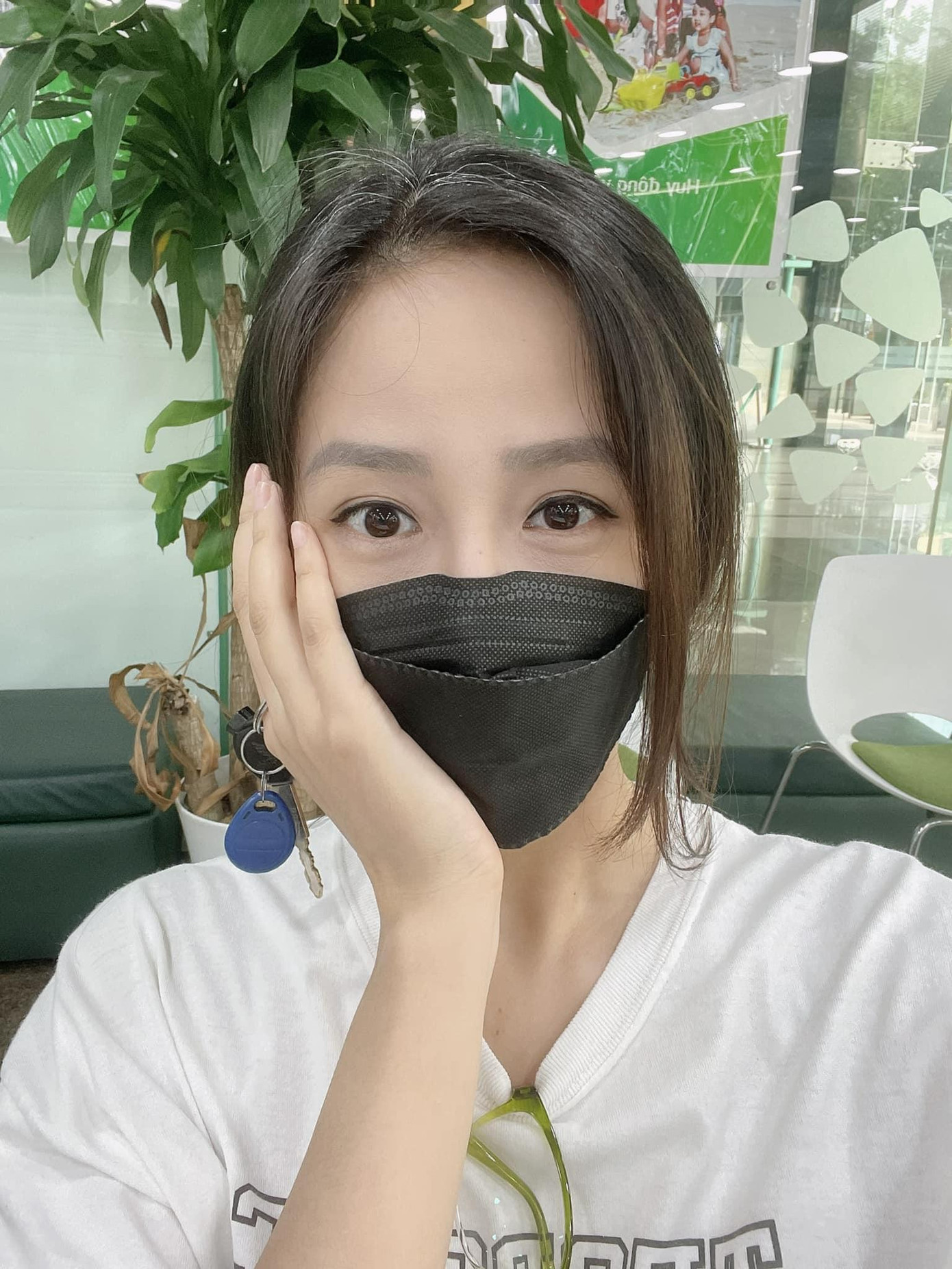 Hoa hậu Mai Phương Thuỳ với vẻ đẹp giản dị không son phấn những ngày giãn cách.