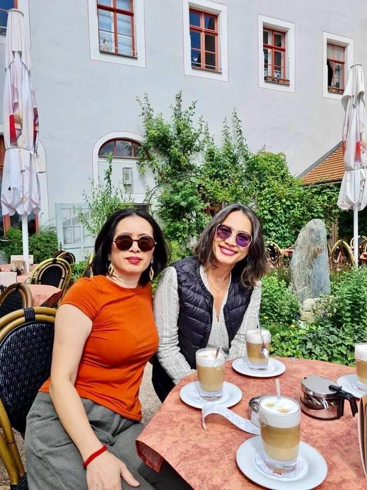 Hoa hậu Ngọc Khánh rạng rỡ khi cùng bạn bè đi du lịch ở Đức.