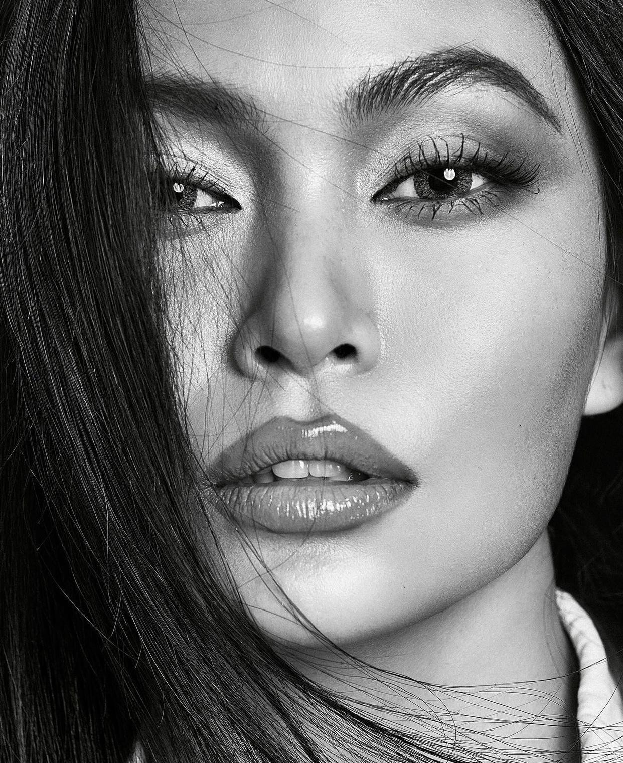 Á hậu Mâu Thuỷ đẹp bí ẩn với tông màu đen-trắng kinh điển.