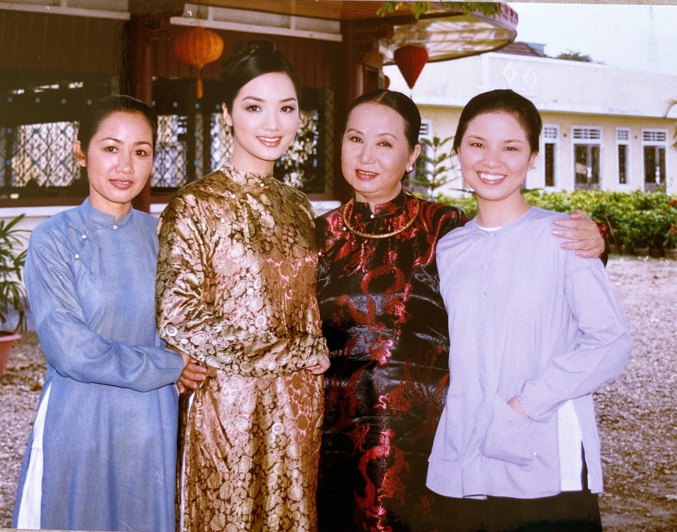 Giáng My diện áo dài, khoe nhan sắc xinh đẹp lộng lẫy khi ở độ tuổi ngoài 30. Giáng My diện áo dài, khoe nhan sắc xinh đẹp lộng lẫy khi ở độ tuổi ngoài 30.