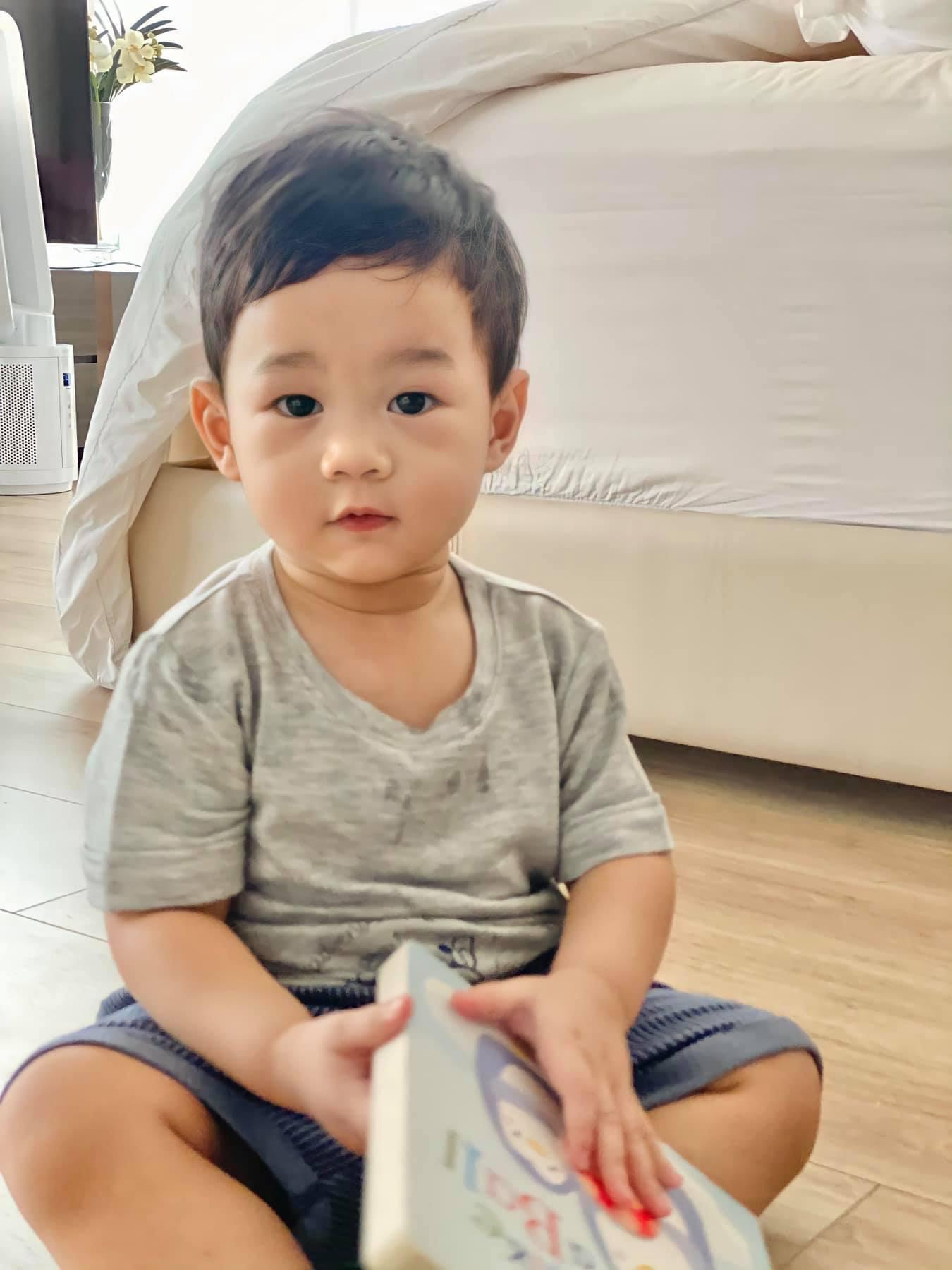 Trên trang cá nhân, ông xã Hoa hậu Đặng Thu Thảo là doanh nhân Trung Tín mới đăng tải ảnh của cậu con trai đang chơi đùa, ngay lập tức thu hút sự chú ý của cư dân mạng. Bé Liam tuy chỉ mới hơn một tuổi nhưng đã có gương mặt sáng, đôi mắt to lộ rõ vẻ thông minh.