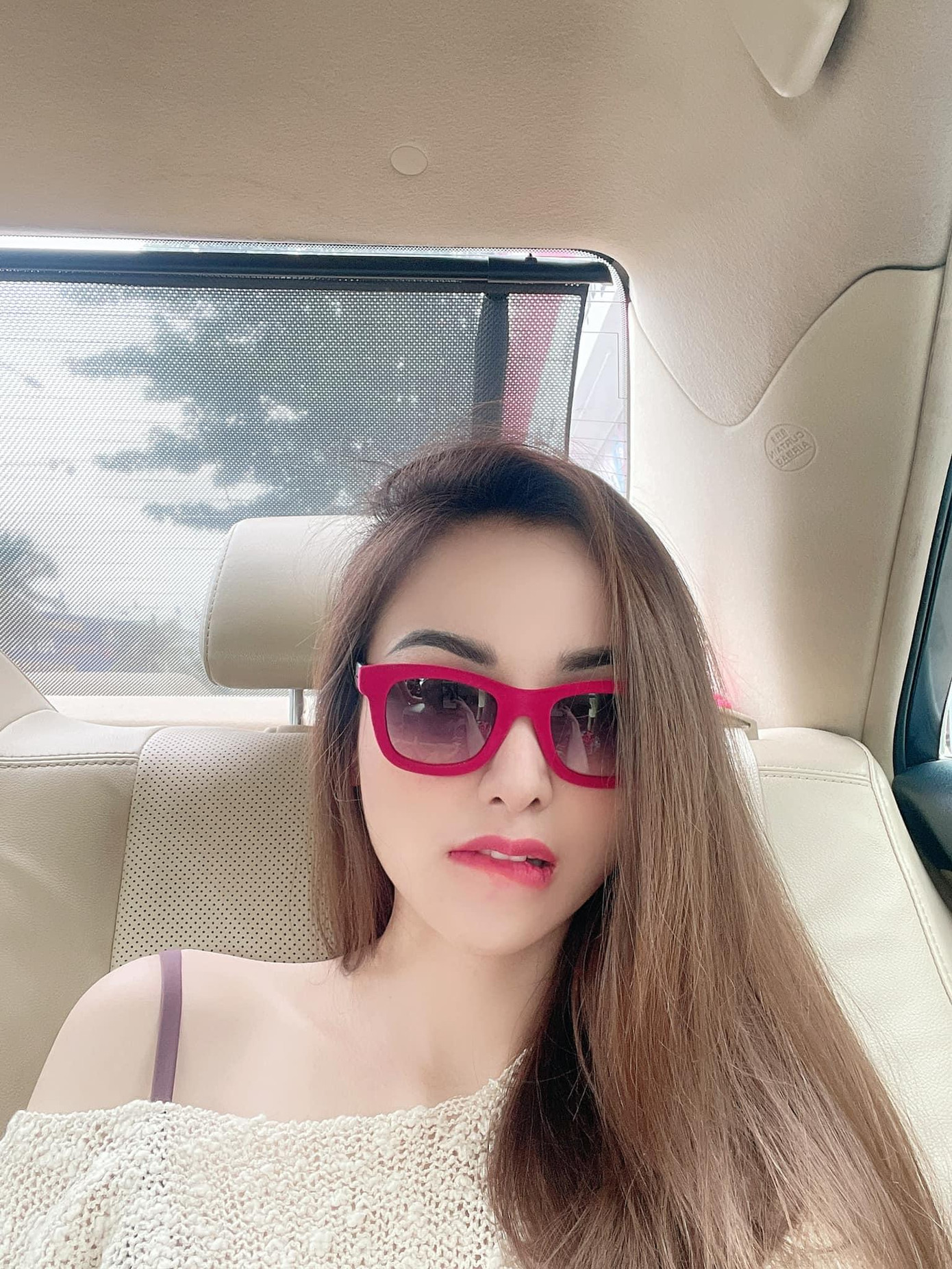 Hoa hậu Diễm Hương diện áo trễ vai trần nuột nà, gợi cảm.