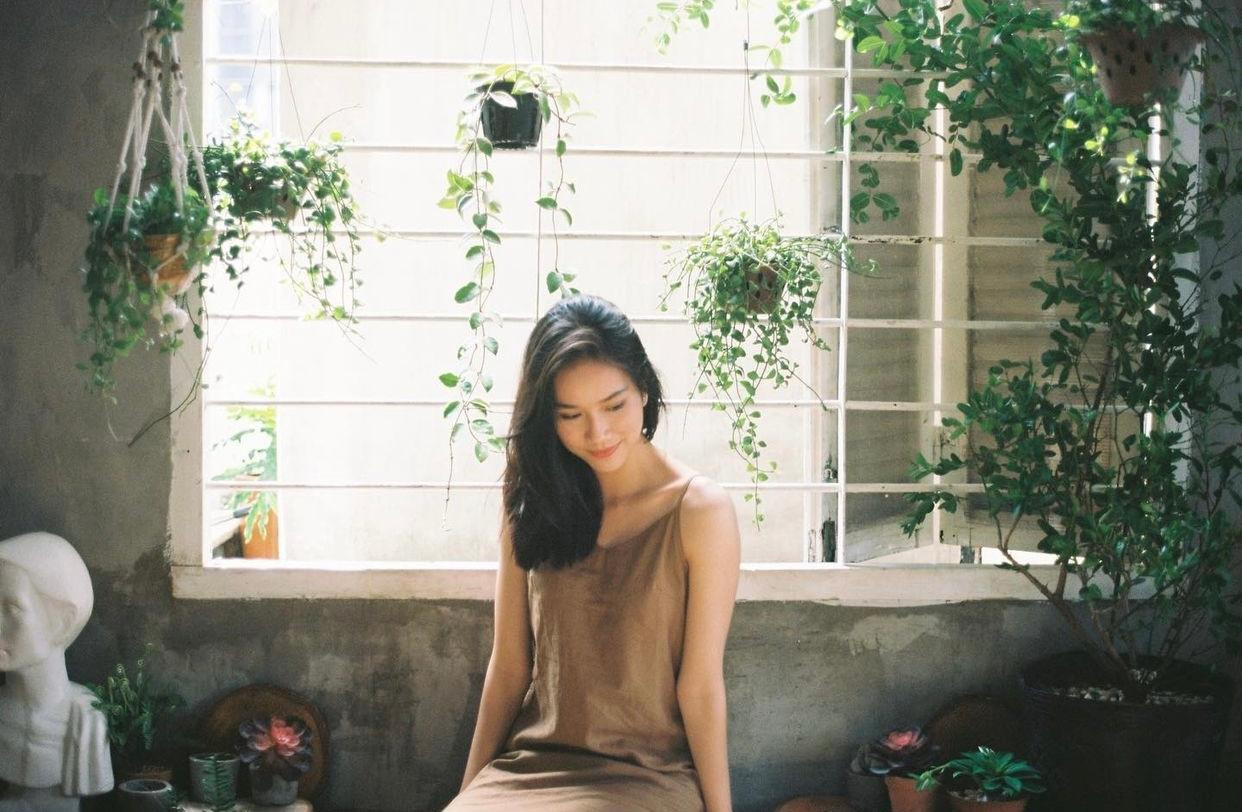 Á hậu Phương Anh hoá nàng tiểu thư kiêu kỳ giữa khung cảnh cây cối xanh mát.