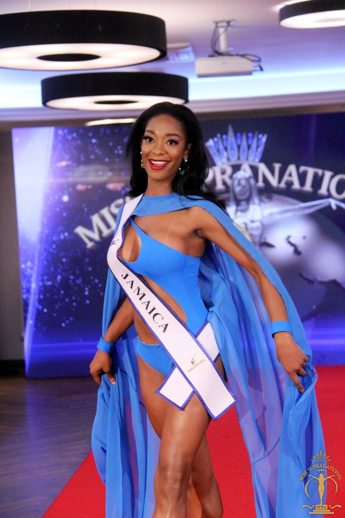 Chiếc áo choàng cầu kỳ làm cho tổng thể màn trình diễn bikini của người đẹp Jamaica trở nên rối mắt.