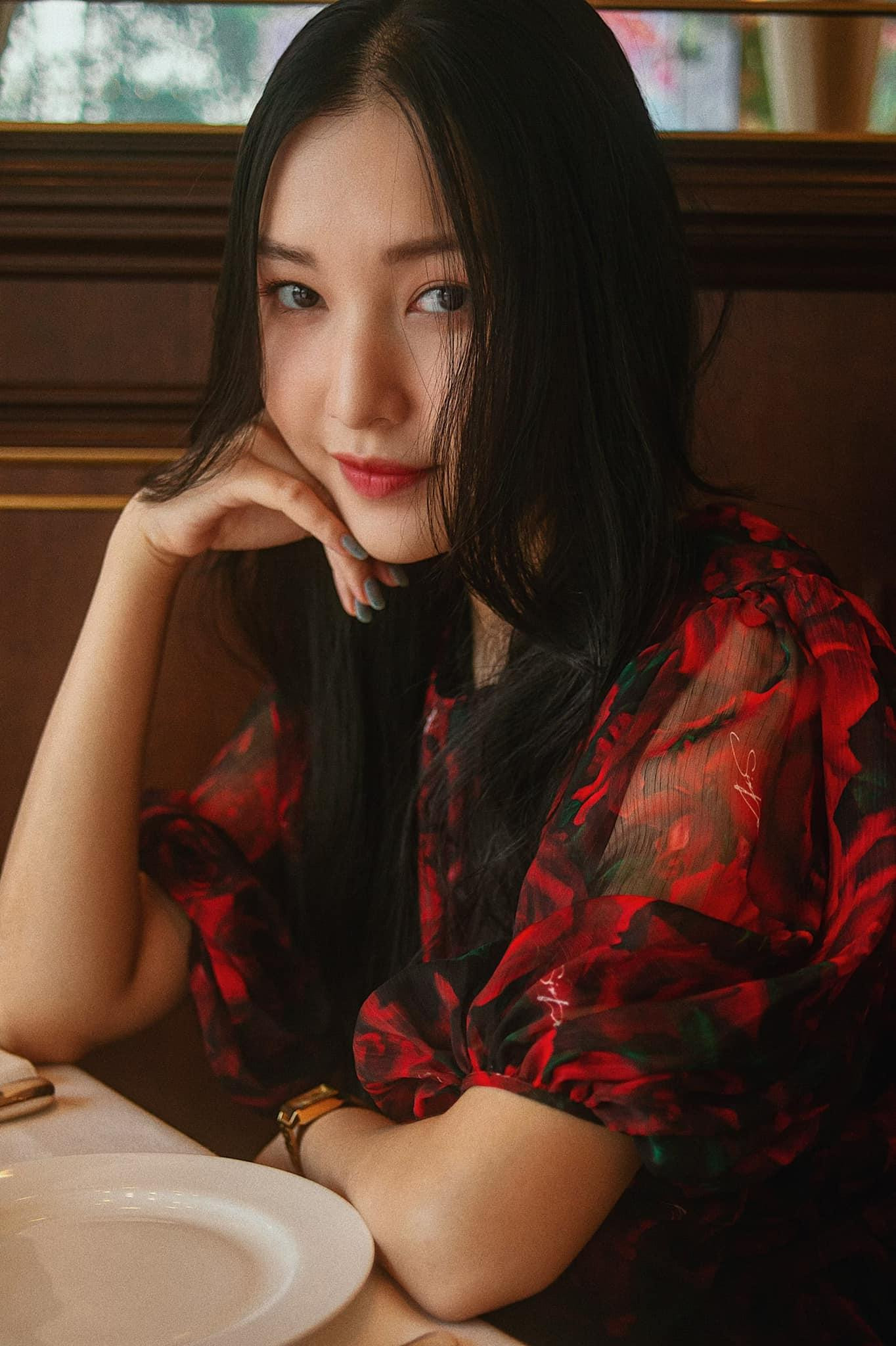 'Nàng thơ xứ Huế' Ngọc Trân tiếp tục hút hồn fans bởi vẻ đẹp dịu dàng, thanh khiết.