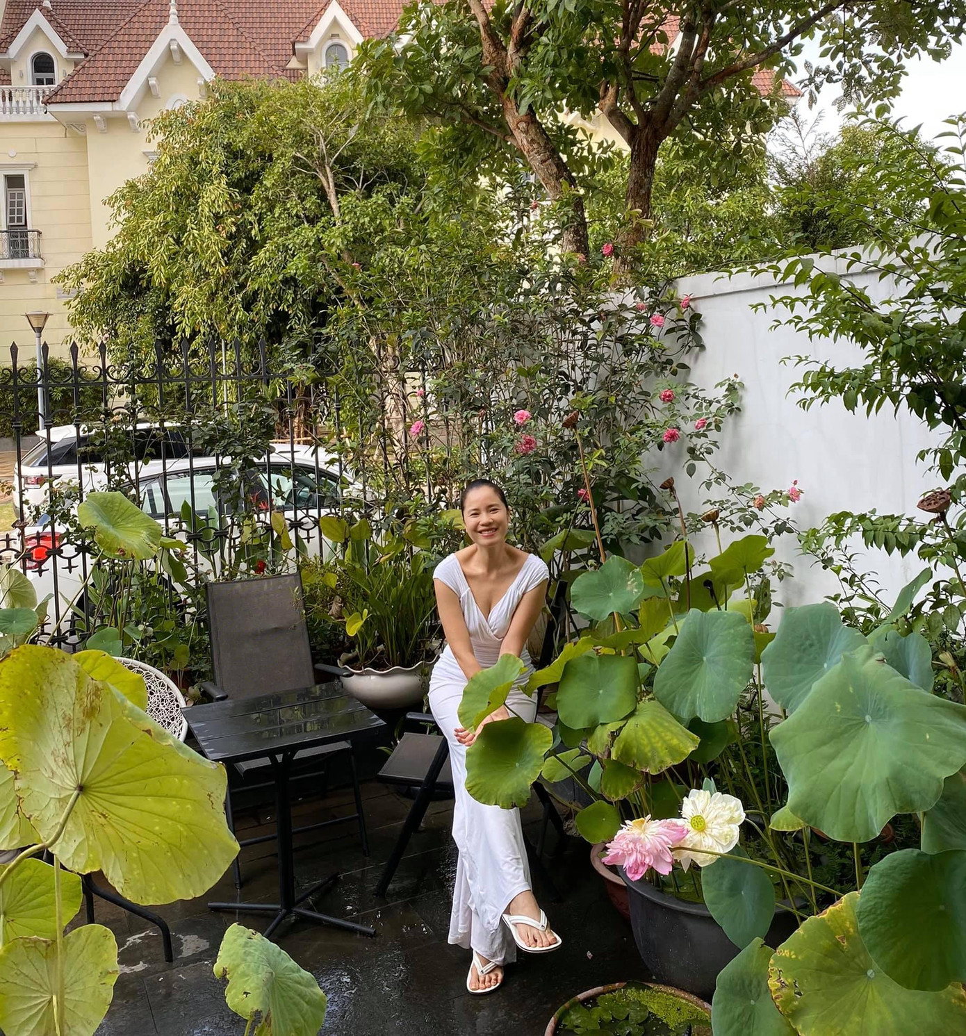 Á hậu Ngô Thuý Hà tận hưởng khung cảnh yên bình trong vườn nhà những ngày giãn cách.