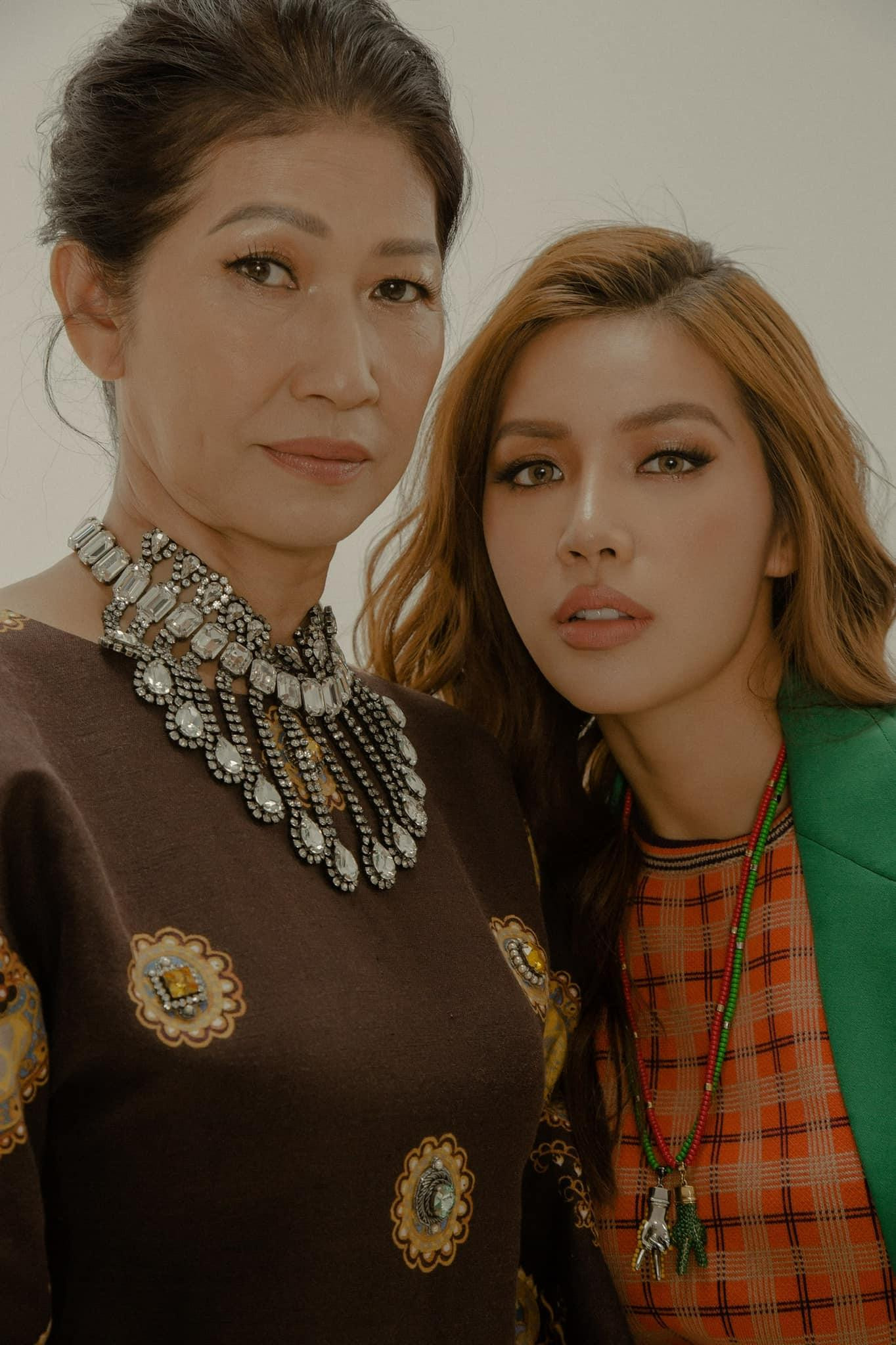 Siêu mẫu Minh Tú khoe ảnh chụp cùng mẹ khiến fans trầm trồ vì vẻ đẹp sang trọng, thanh lịch của mẹ cô.