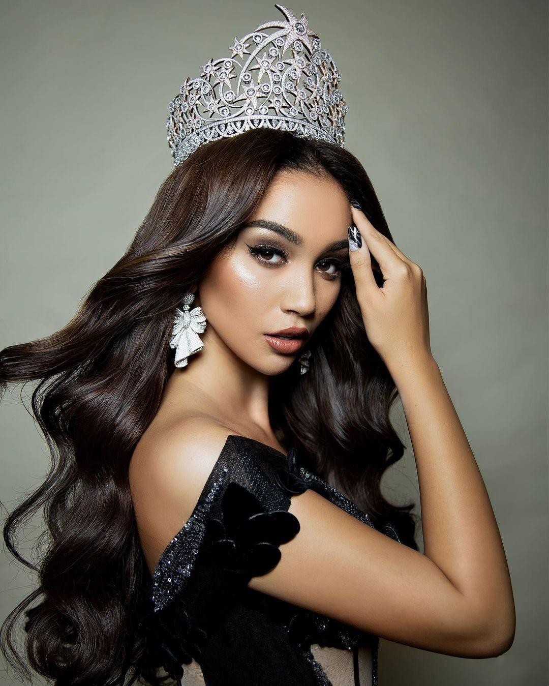 Hoa hậu Hoà bình Indonesia Sophia Rogan cũng đang được đánh giá là một ứng cử viên nổi trội của khu vực châu Á với chiều cao 'khủng' 1m82 và nhan sắc lai giữa Indonesia - Anh cực kỳ xinh đẹp, quyến rũ.