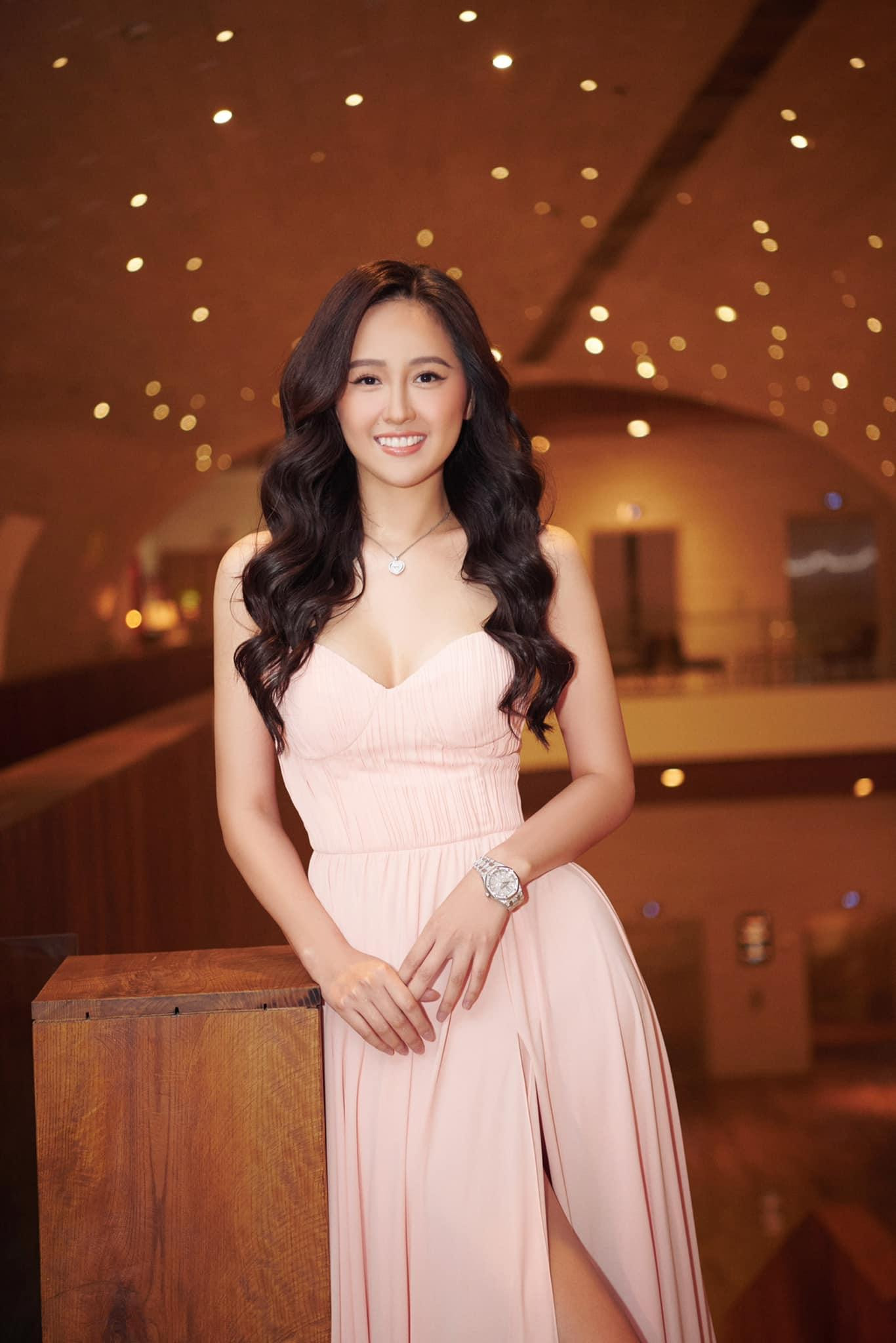 Hoa hậu Mai Phương Thuý mặc váy cúp ngực màu hồng khoe body nóng bỏng.