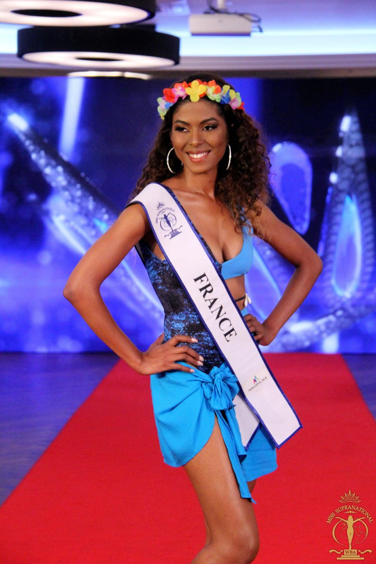 Chọn áo tắm một mảnh chưa đủ kín nên Hoa hậu Pháp vẫn phải quấn thêm mảnh vải xanh ở phần thân dưới để che nốt đùi của cô. Chưa kể chiếc vòng nhiều màu sắc mà người đẹp đội trên đầu cũng bị cho là quá sến sẩm.