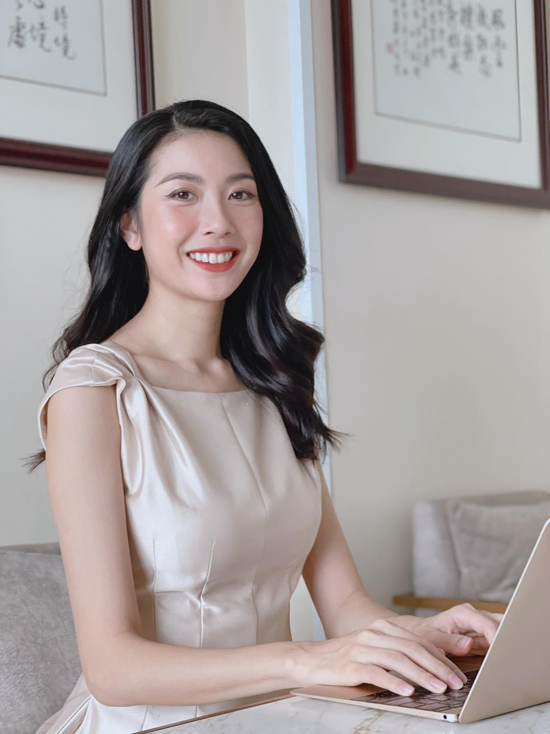 Á hậu Thuý Vân khoe vẻ xinh đẹp, duyên dáng khi làm việc ở nhà những ngày dịch bệnh.