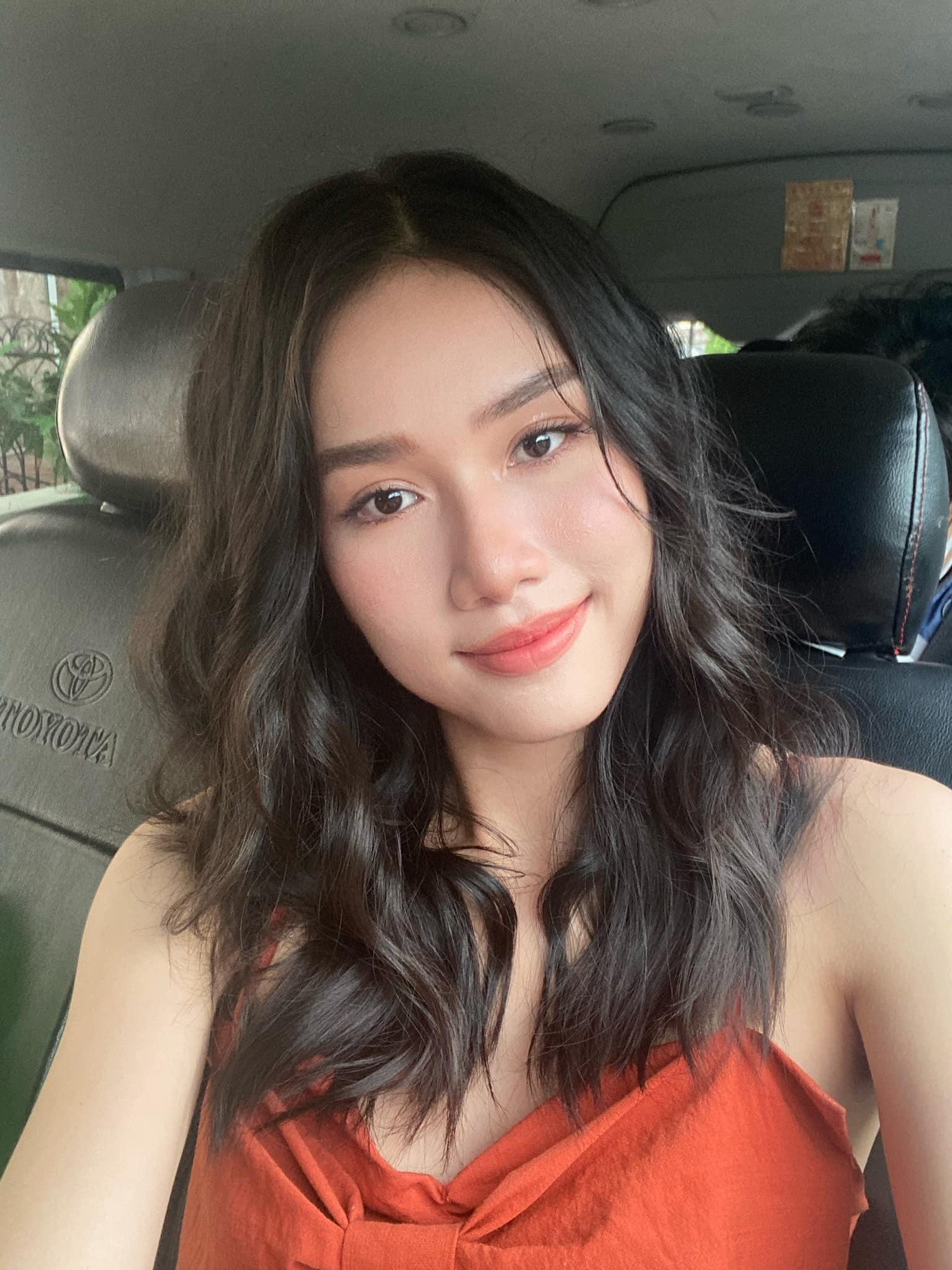 Không cần trang điểm cầu kỳ, Á hậu Phương Anh vẫn 'đốn tim' fans vẻ đẹp dịu dàng và trong trẻo.