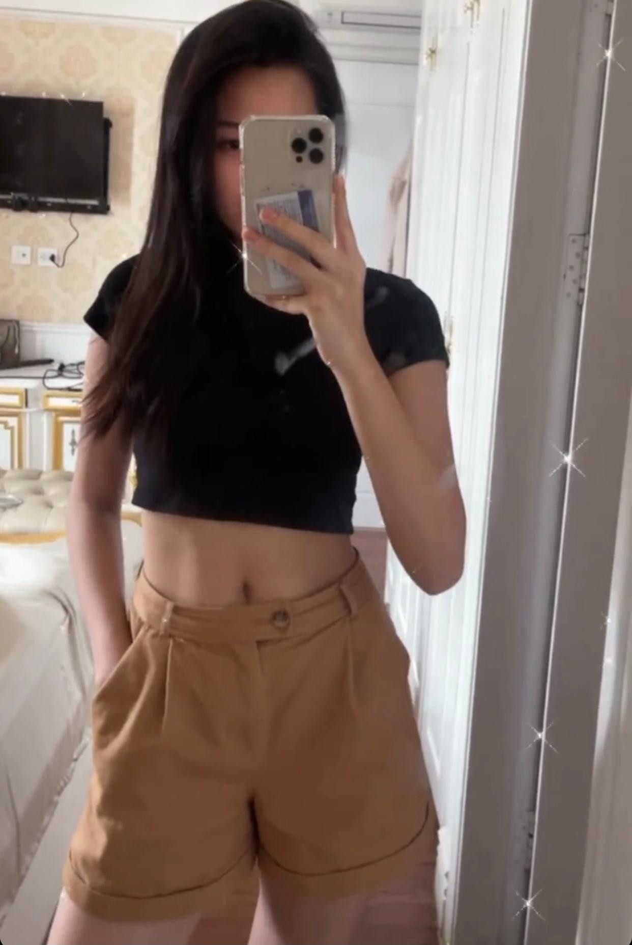 Hoa hậu Đỗ Thị Hà mặc crop-top khoe vòng eo 'con kiến' quyến rũ, thon thả.