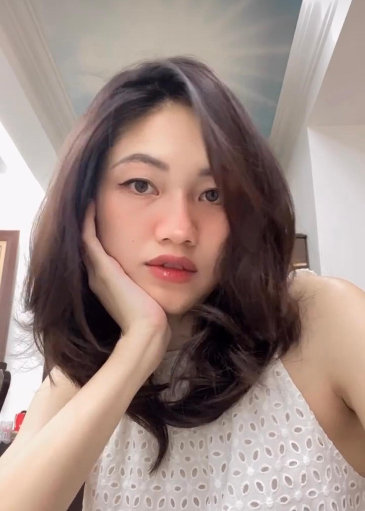 Á hậu Thanh Tú khoe vẻ xinh đẹp, dịu dàng khi ở nhà thực hiện giãn cách xã hội.