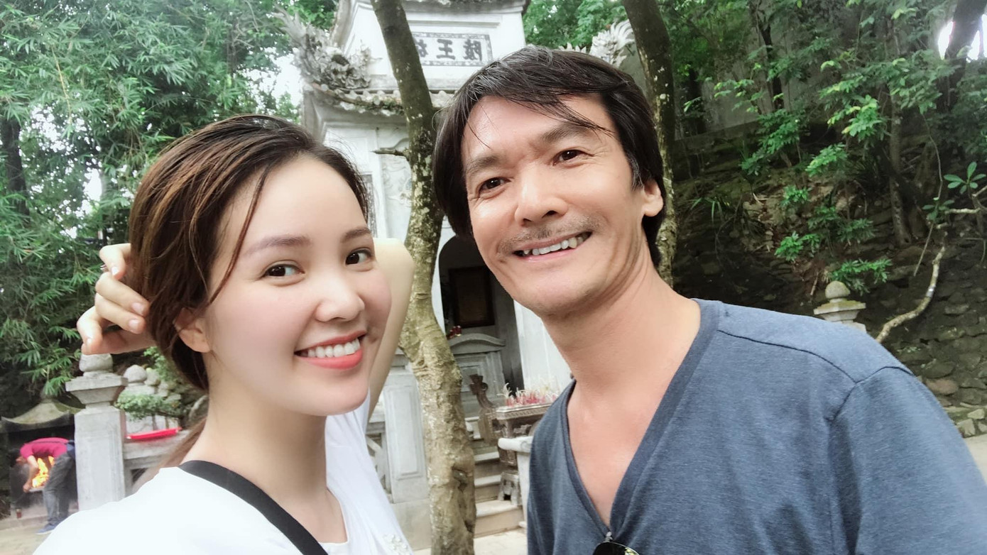 Á hậu Thuỵ Vân đăng ảnh chúc mừng sinh nhật bố giữa mùa dịch.