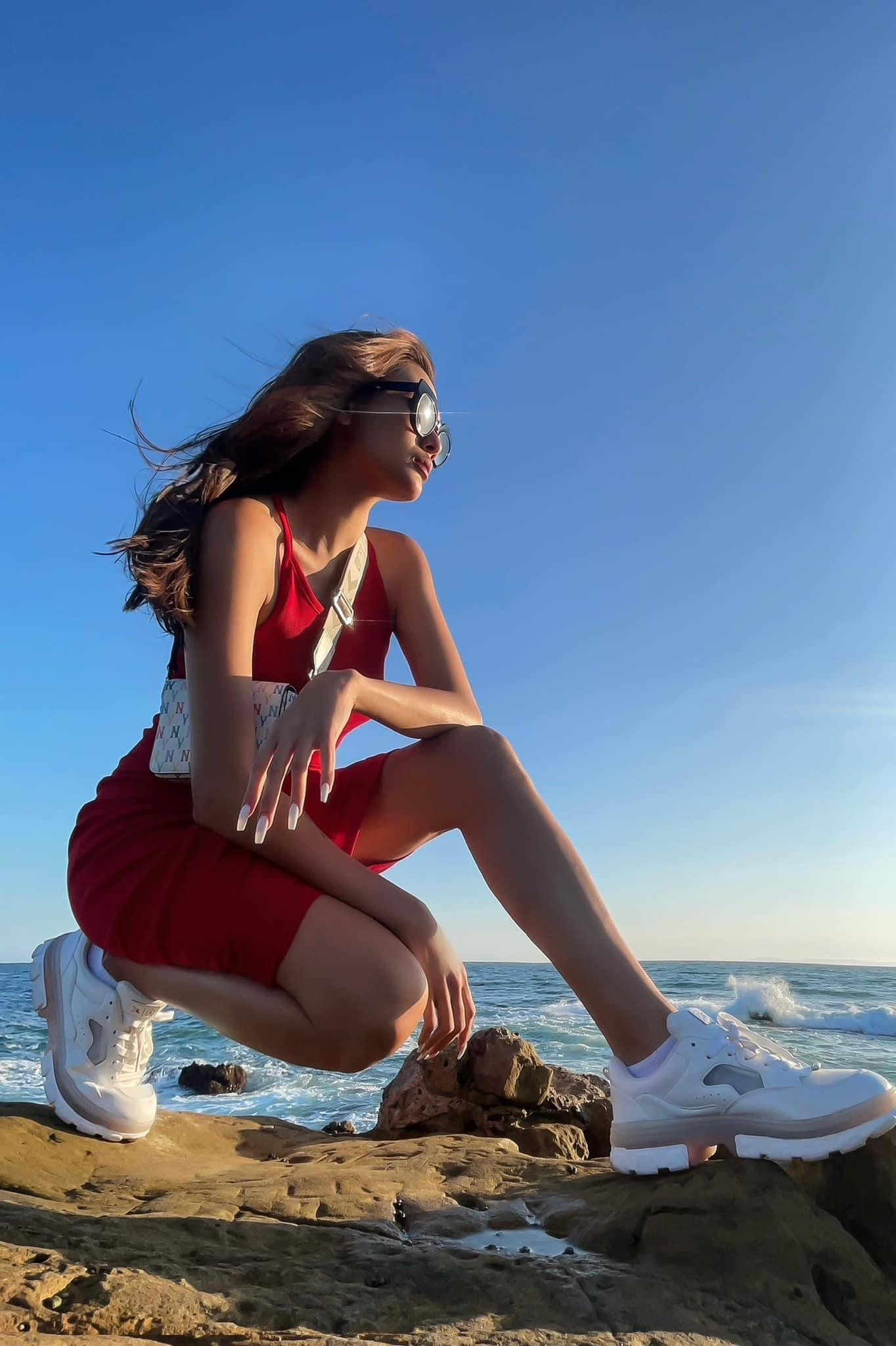 Á hậu Võ Hoàng Yến khoe dáng xinh đẹp khi đi dã ngoại tại Mỹ.