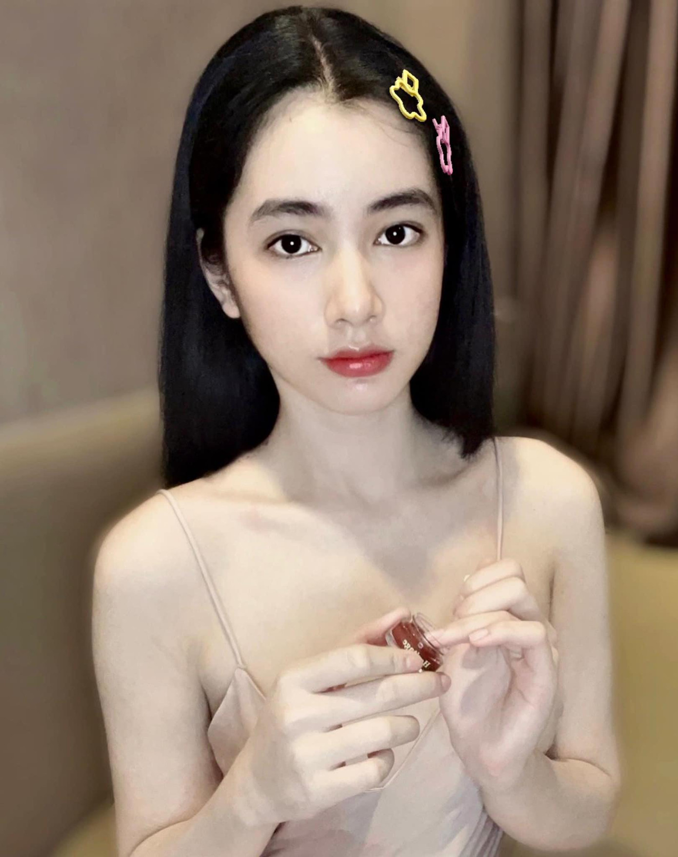 Người đẹp Cẩm Đan khoe vẻ đáng yêu với trang phục dễ thương.