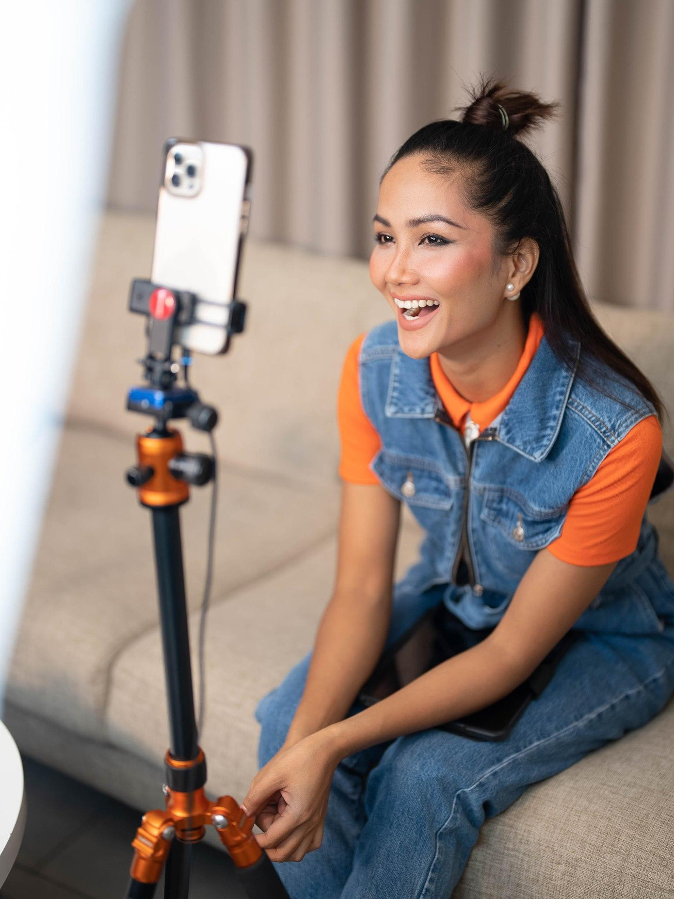 Trước đó, cô cũng đã livestream để bán nông sản giúp bà con nông dân trong mùa dịch.