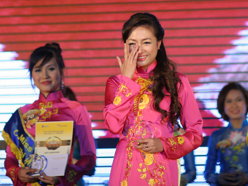 Thanh Tuyền xúc động khi trở thành Hoa khôi