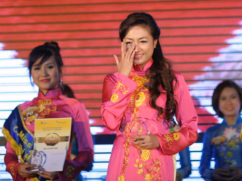 Thanh Tuyền xúc động khi trở thành Hoa khôi
