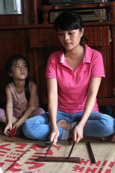 Nhung đến với ca trù không chỉ bởi gia đình có nghề mà còn muốn gìn giữ môn nghệ thuật truyền thống. Ảnh: Bình Minh. Nhung đến với ca trù không chỉ bởi gia đình có nghề mà còn muốn gìn giữ môn nghệ thuật truyền thống. Ảnh: Bình Minh