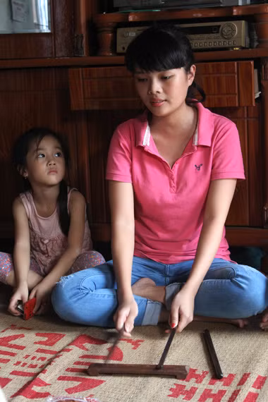 Nhung đến với ca trù không chỉ bởi gia đình có nghề mà còn muốn gìn giữ môn nghệ thuật truyền thống. Ảnh: Bình Minh. Nhung đến với ca trù không chỉ bởi gia đình có nghề mà còn muốn gìn giữ môn nghệ thuật truyền thống. Ảnh: Bình Minh