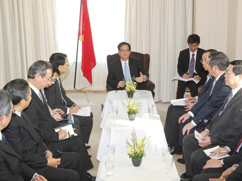 Ngày 13/12 tại Tokyo, Thủ tướng Nguyễn Tấn Dũng tiếp lãnh đạo nhiều doanh nghiệp công nghệ thông tin Nhật Bản. Ảnh: Đ.T