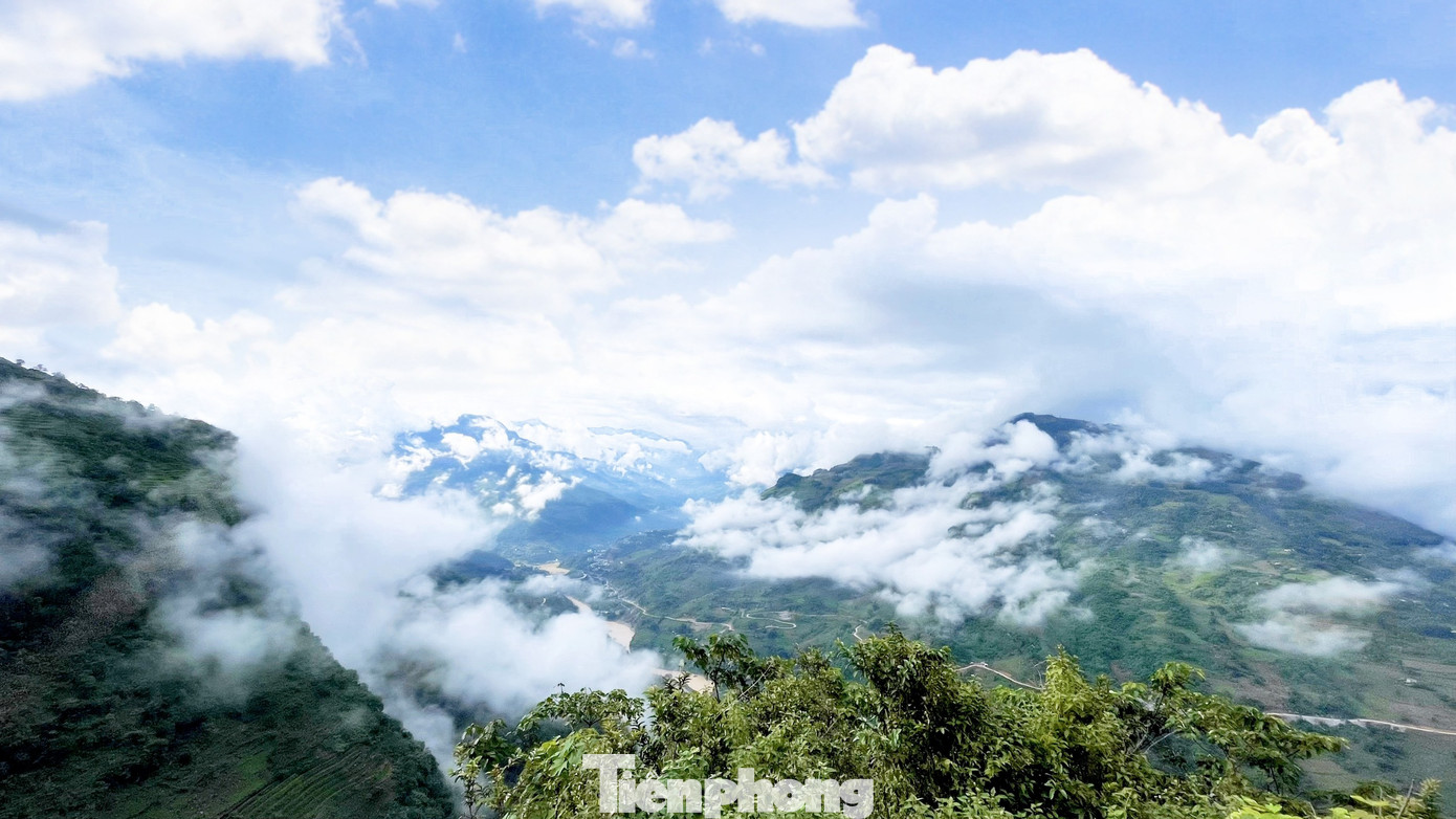 Biển mây thường xuất hiện từ 5h sáng và dần biến mất sau 2-3 tiếng. Biển mây thường xuất hiện từ 5h sáng và dần biến mất sau 2-3 tiếng.