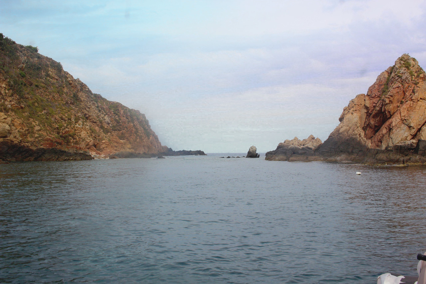 Đến Kỳ Co, du khách còn có thể theo thuyền thúng của ngư dân ra Bãi Dứa ngắm san hô và thời gian lý tưởng để du lịch Kỳ Co là từ tháng 4 đến tháng 9 bởi đây là thời điểm ít bão và lòng biển kín gió.